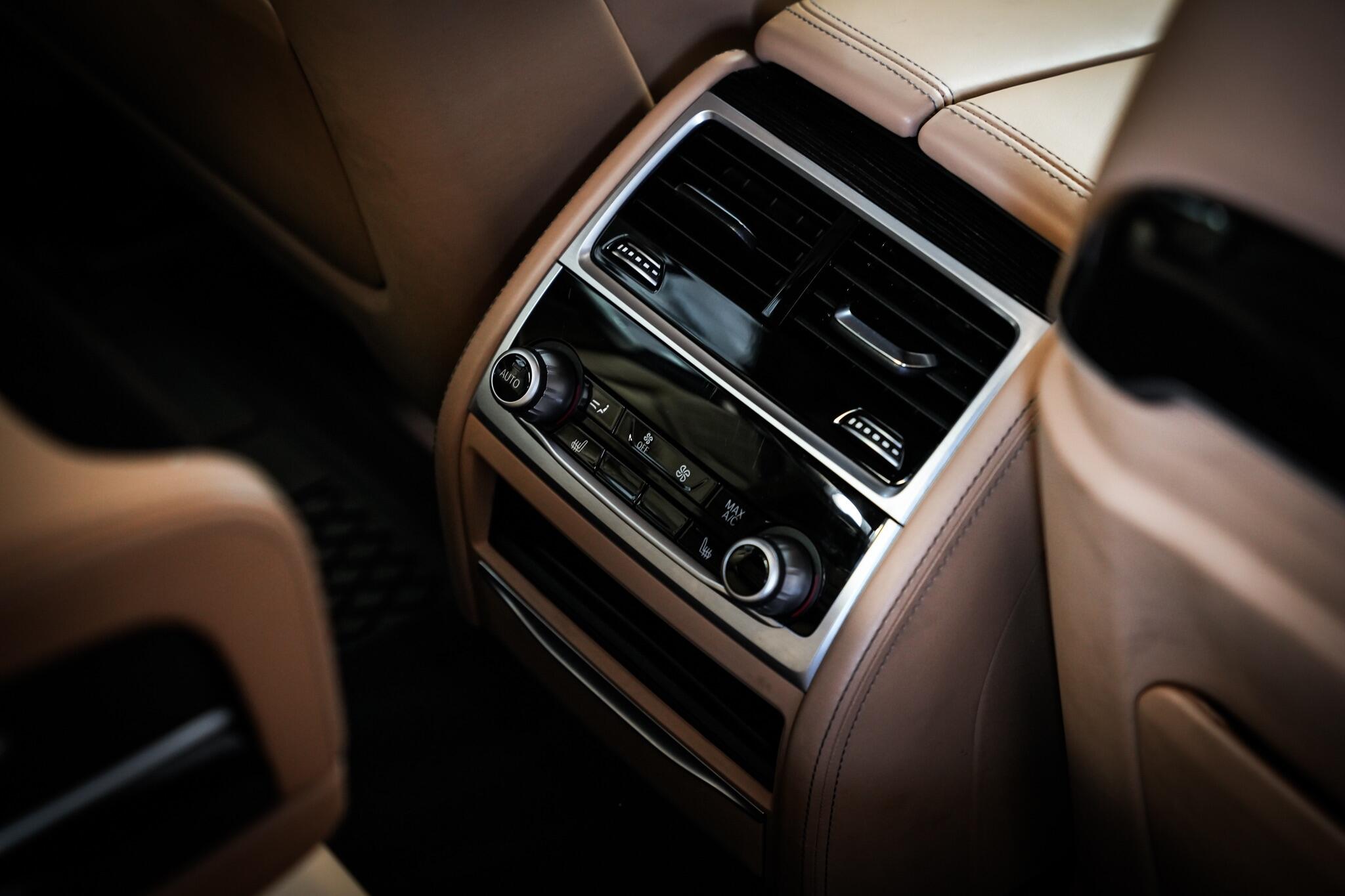 BMW 7 Series view 56