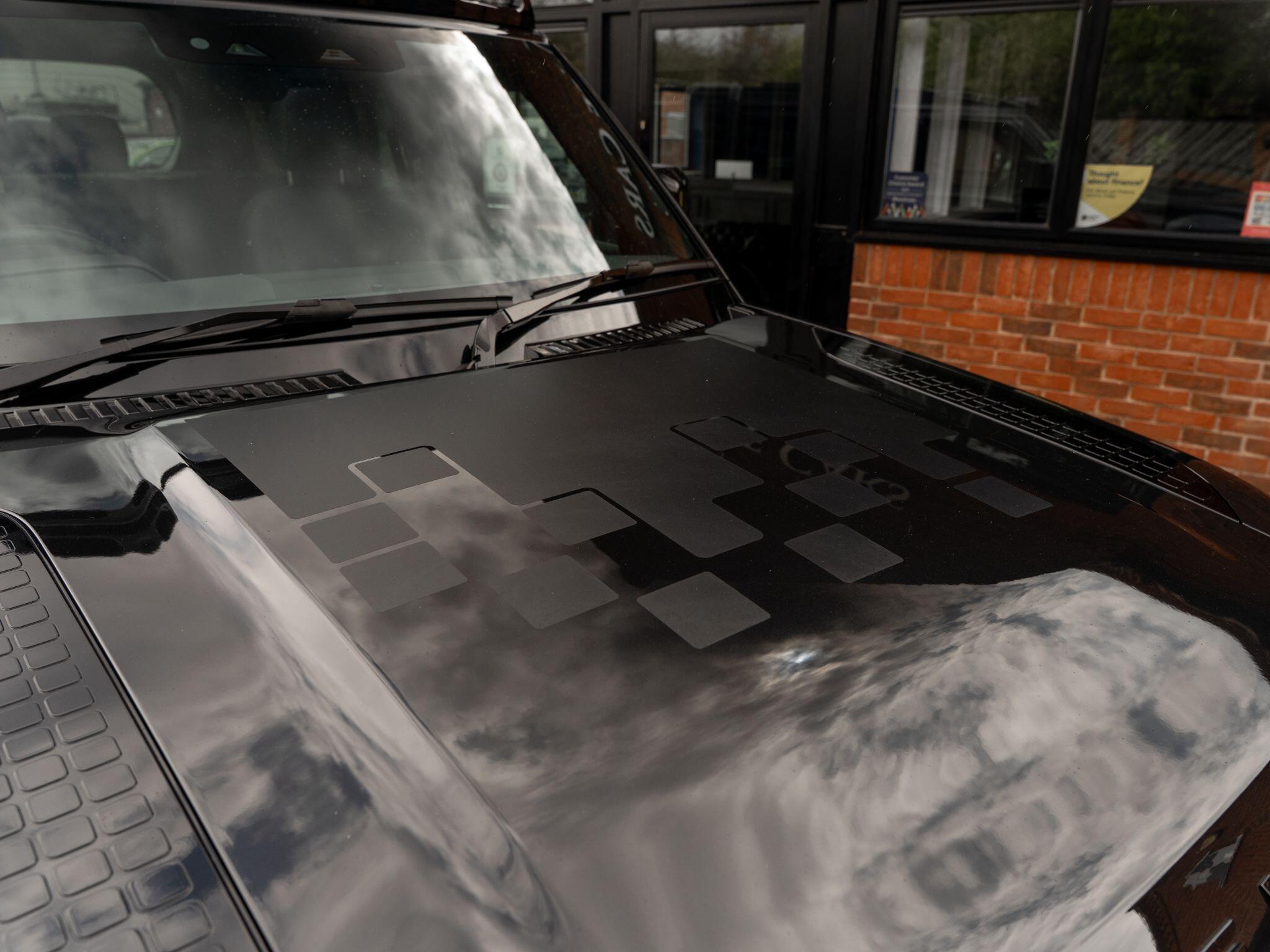 Land Rover Defender 110 view 27