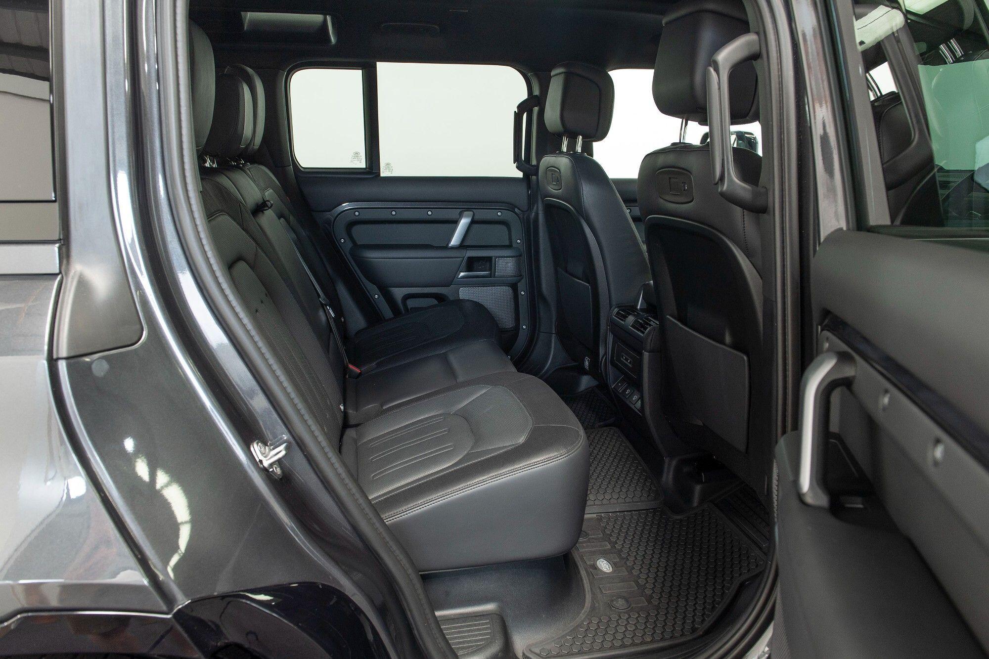 Land Rover Defender 110 view 19
