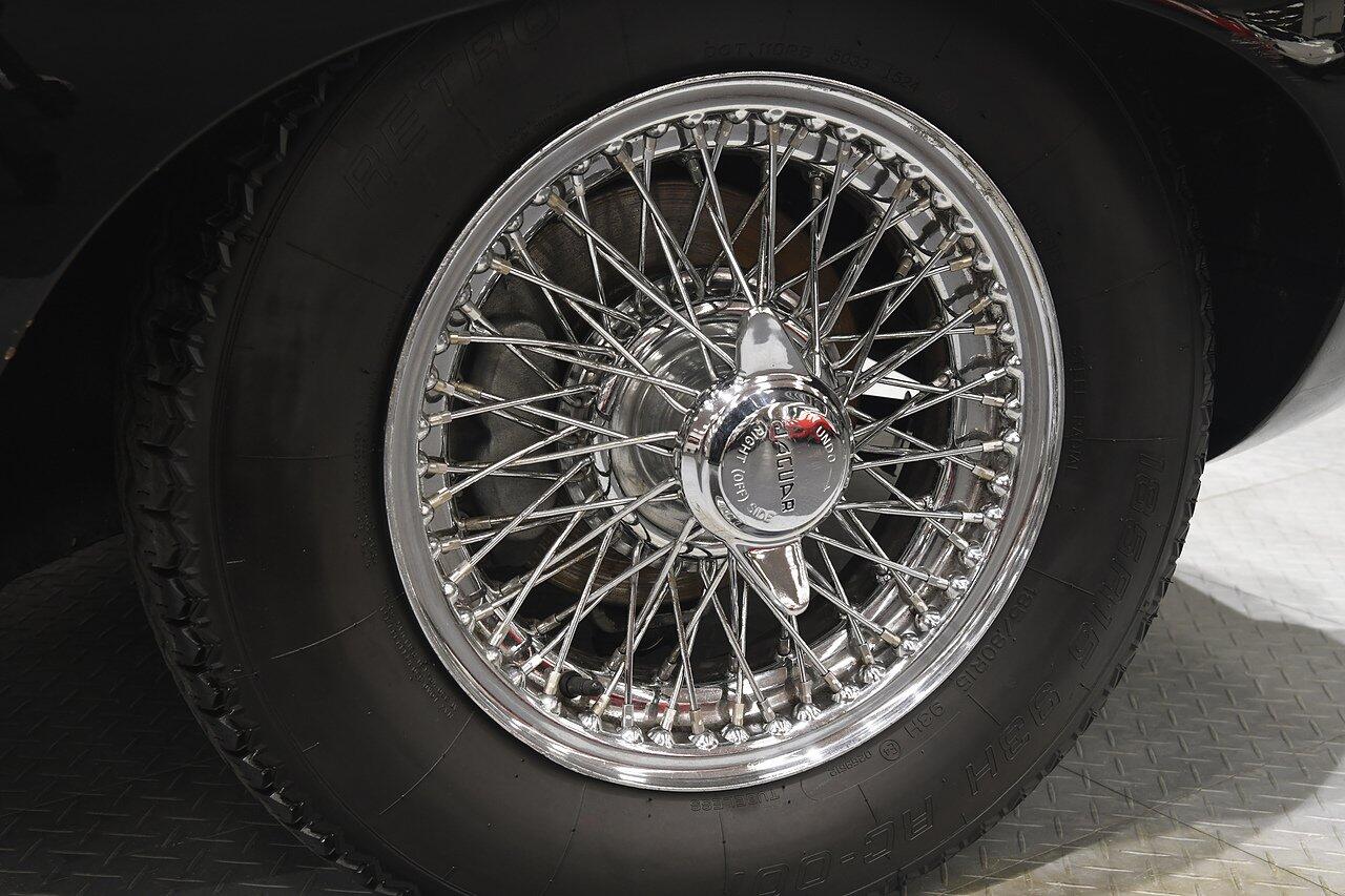 Jaguar E-Type view 32