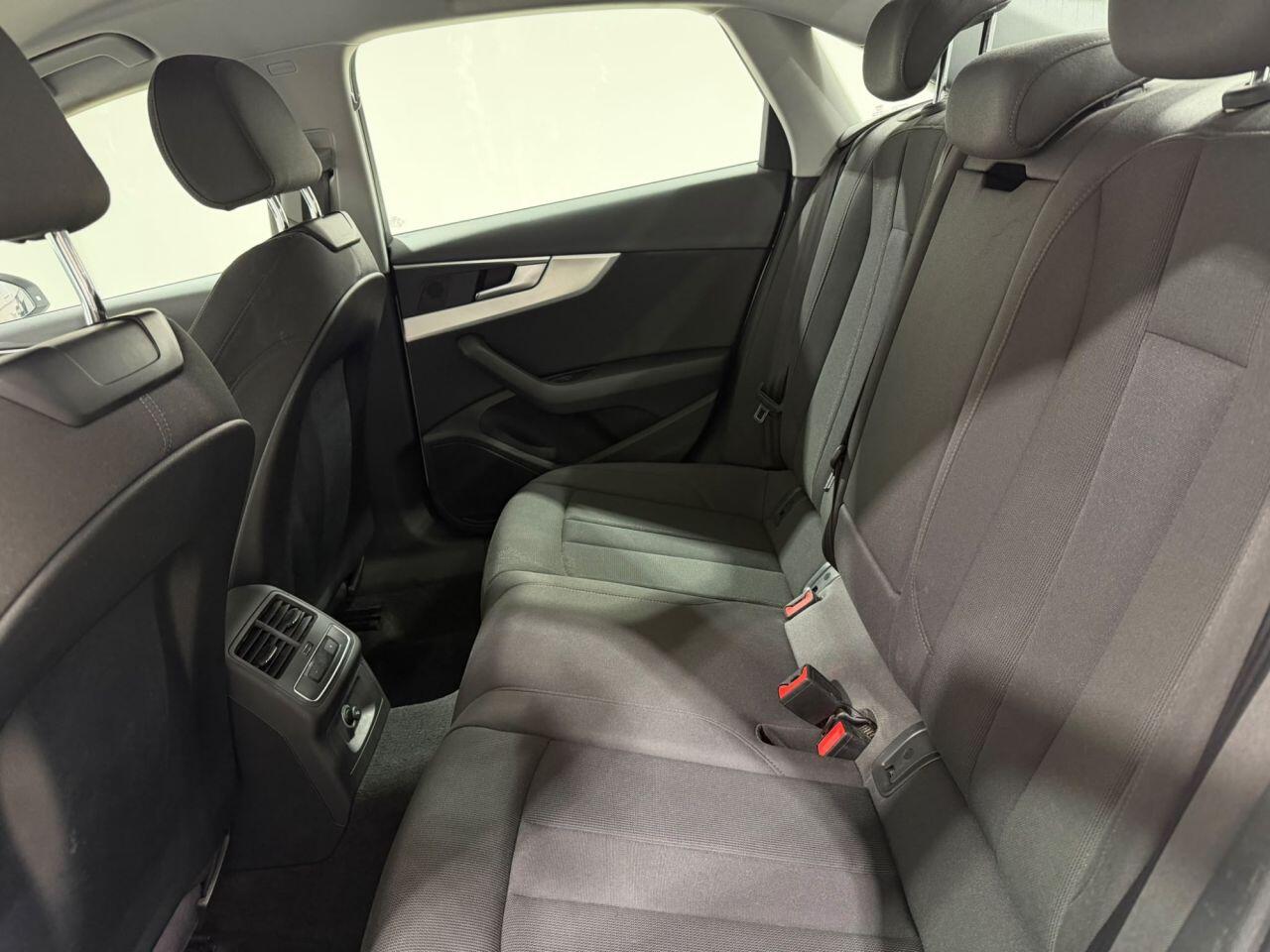 Audi A4 view 32
