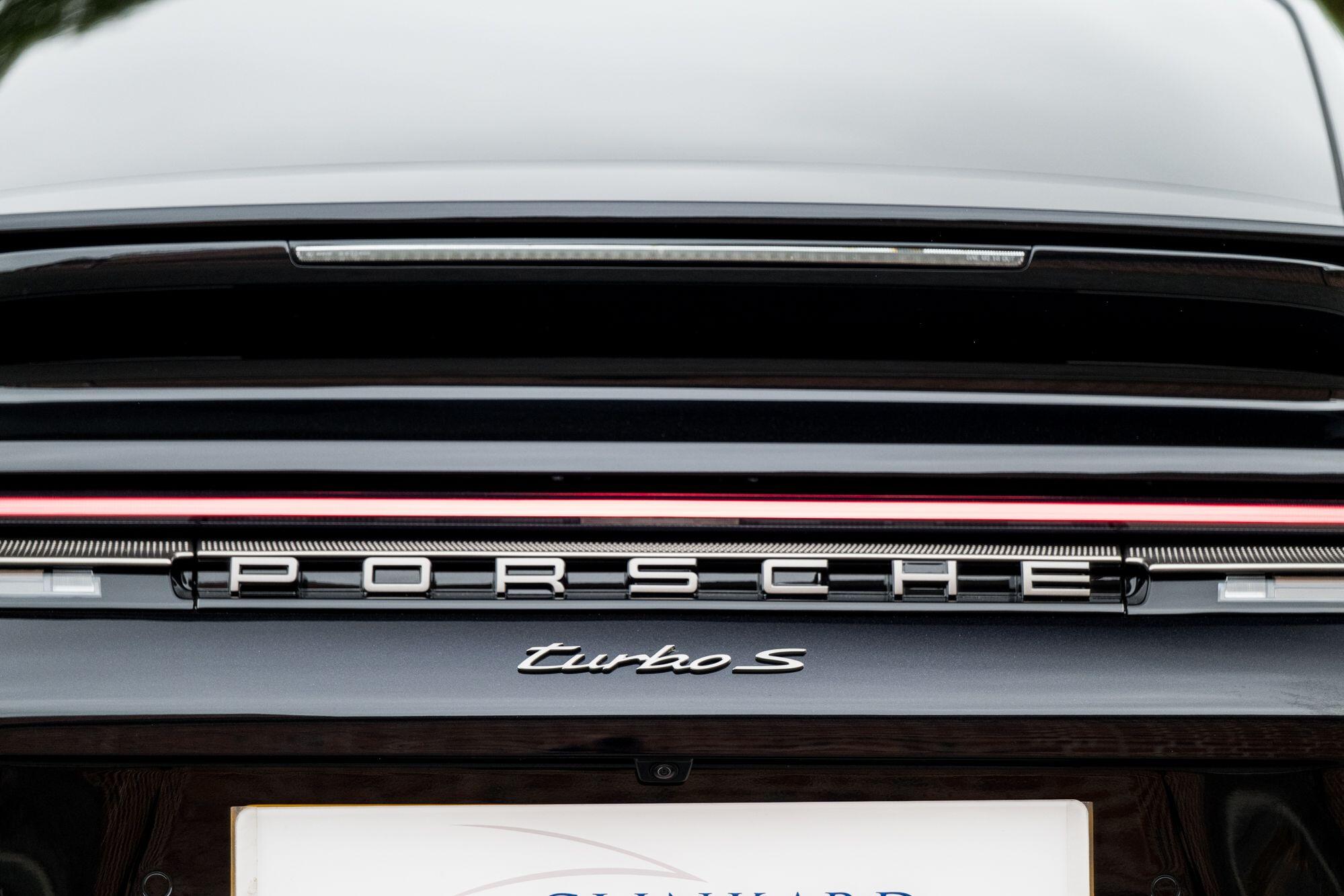 Porsche 911 view 34