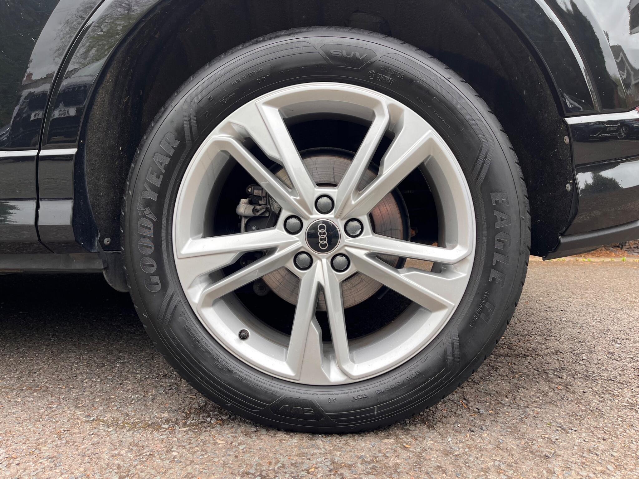 Audi Q3 view 42