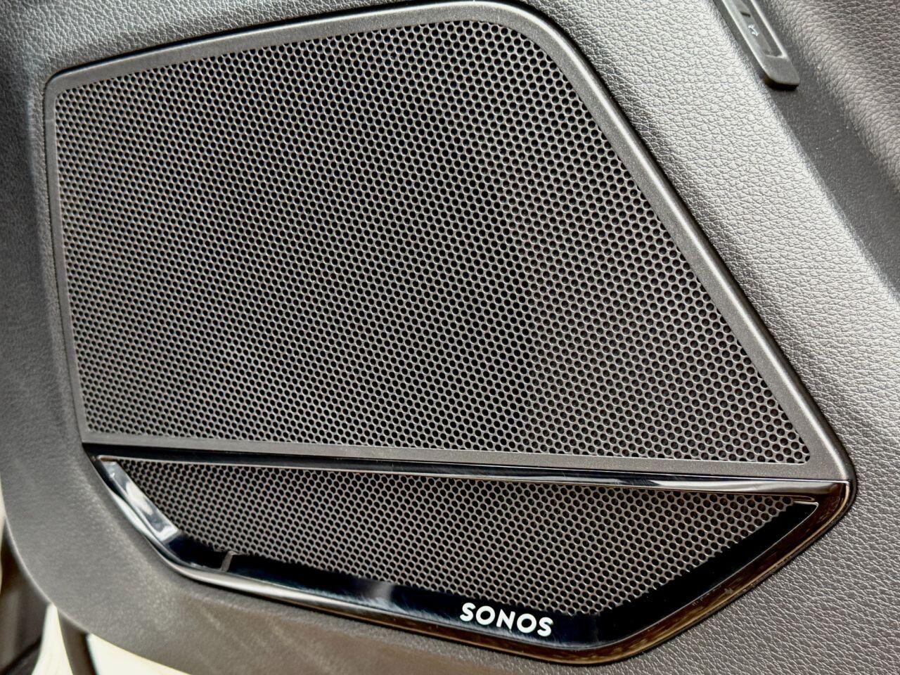 Audi Q3 view 11