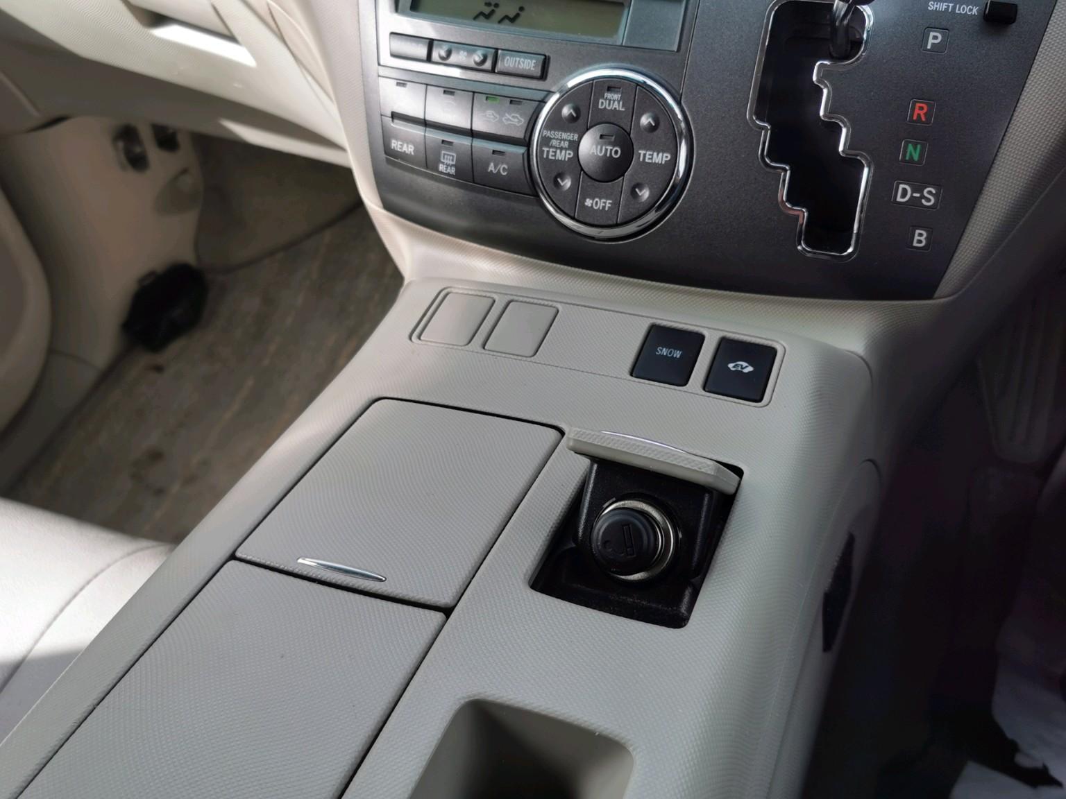 Toyota Estima view 12