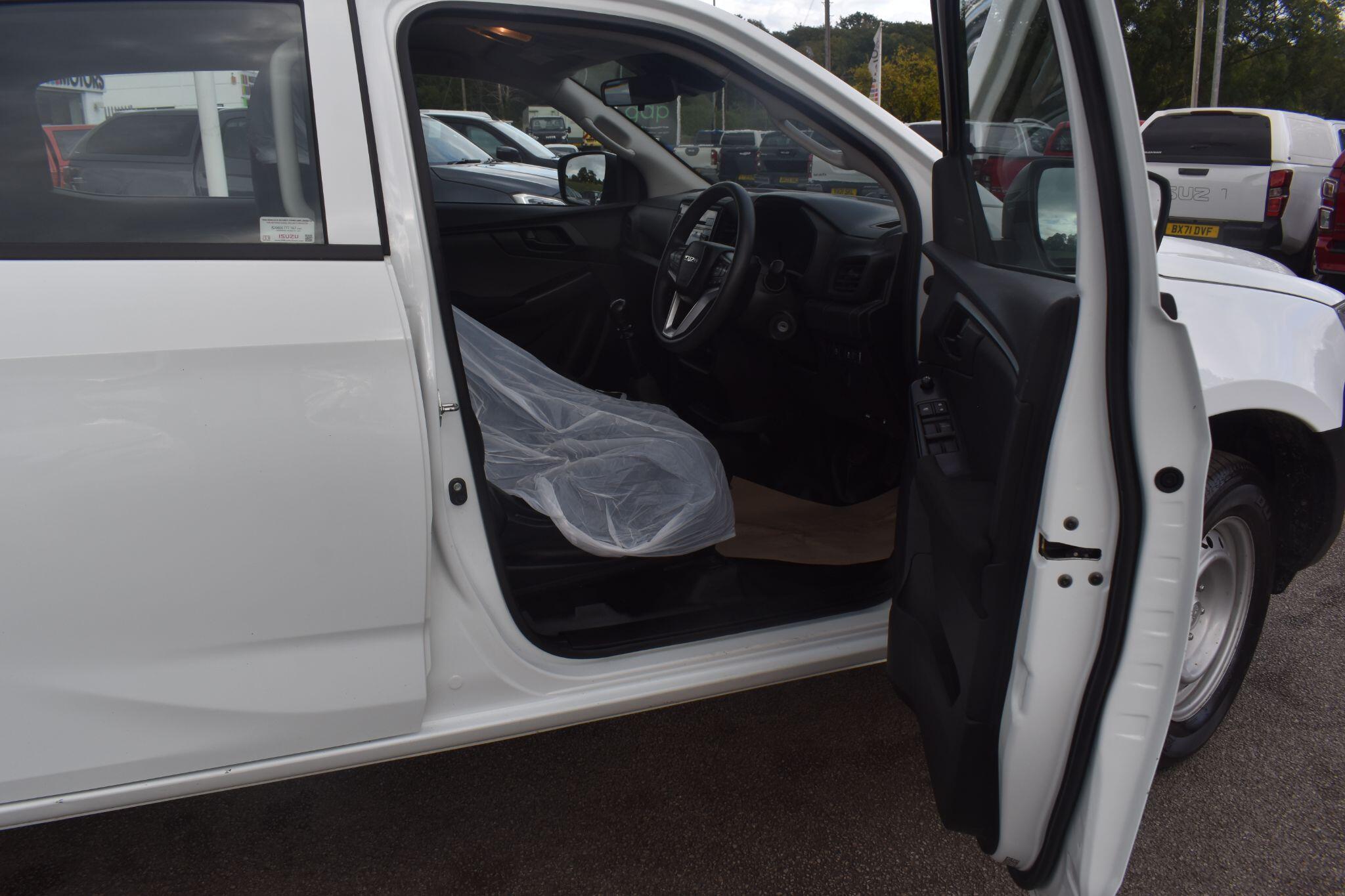 D-Max - 1.9 TD Utility 4WD Euro 6 (s/s) 4dr - Image 5