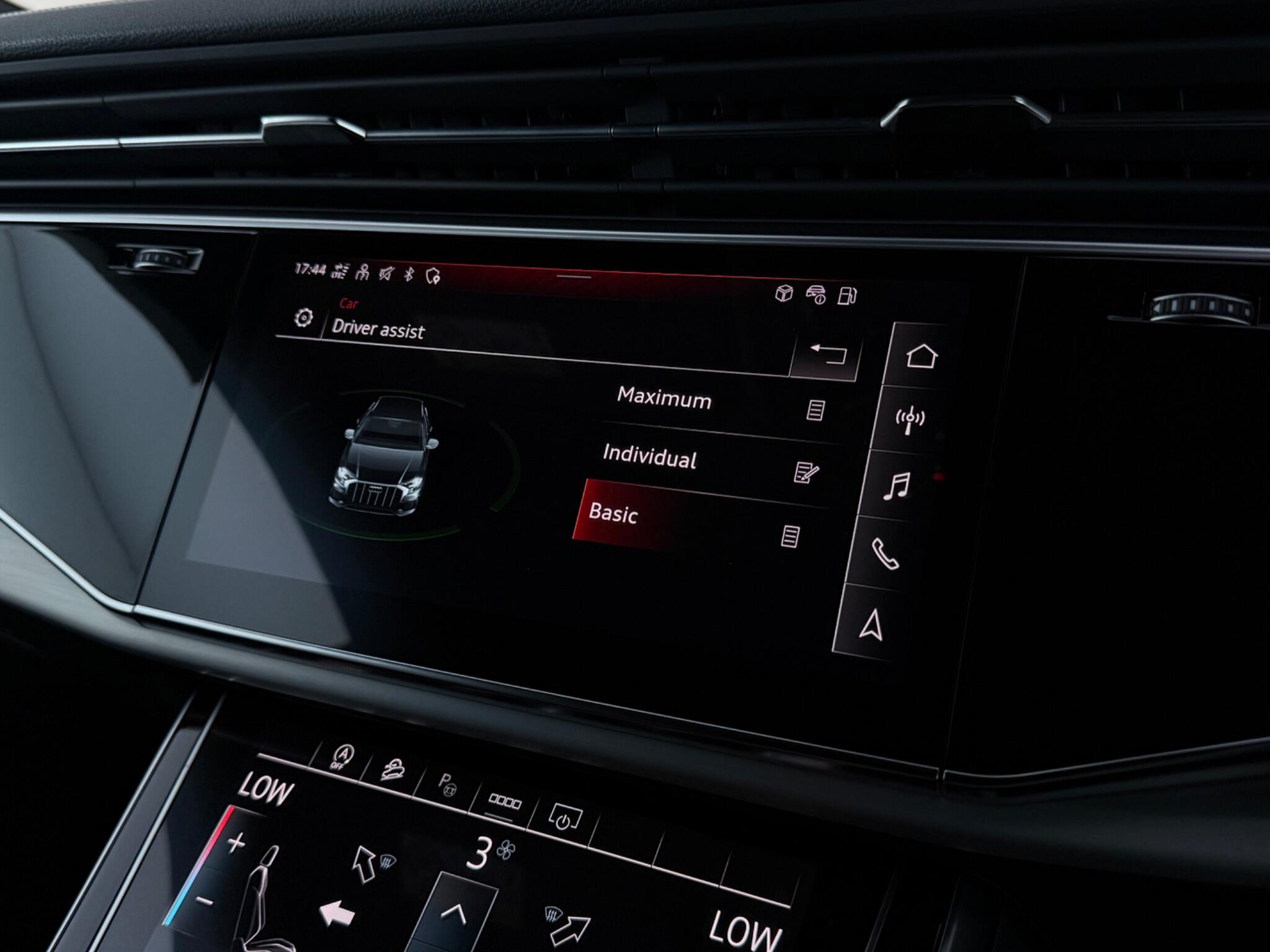Audi Q8 view 32