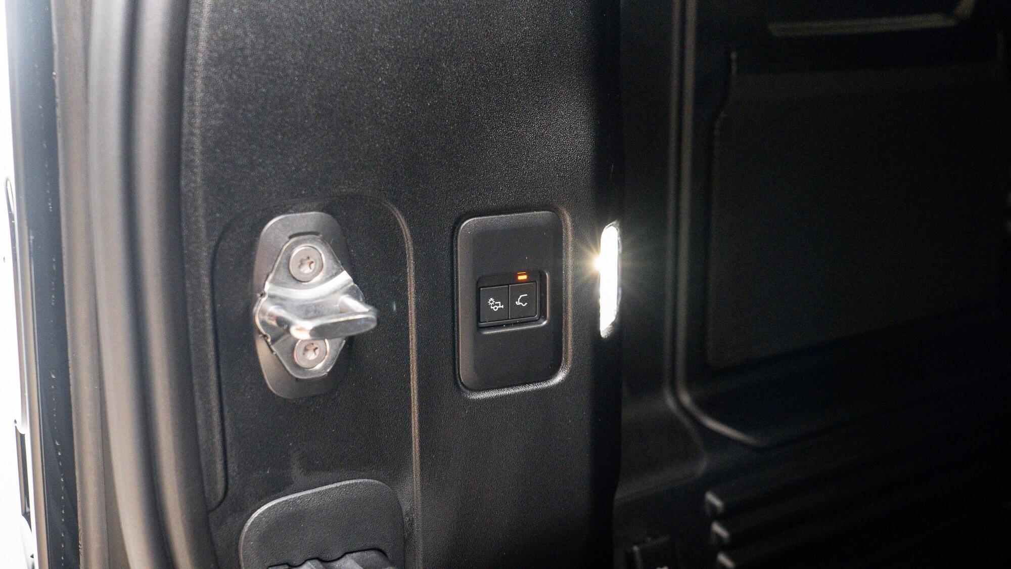 Land Rover Defender 110 view 14