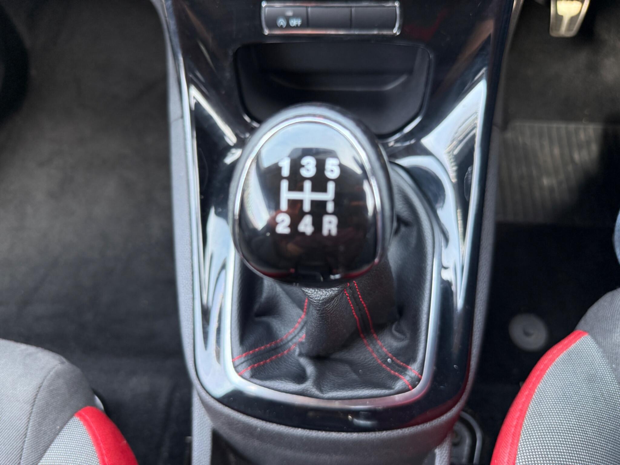 2016 Ford Fiesta image 16