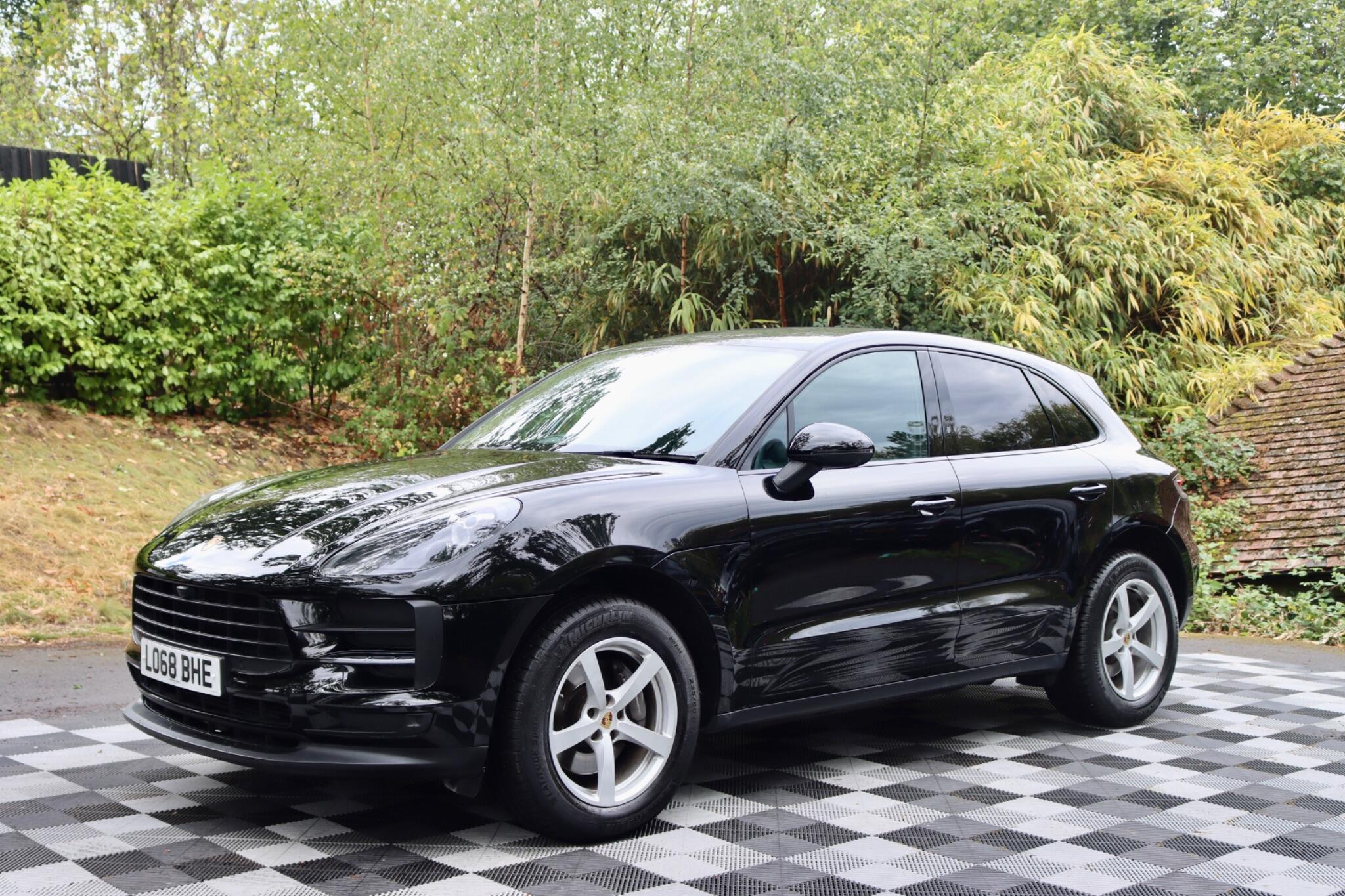 Porsche Macan view 75