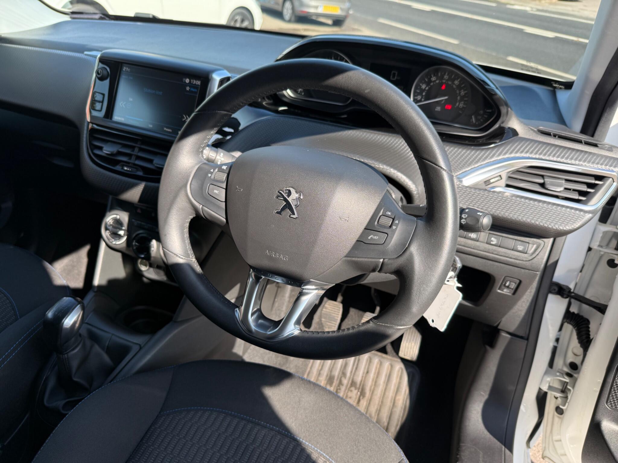 Peugeot 208 view 31