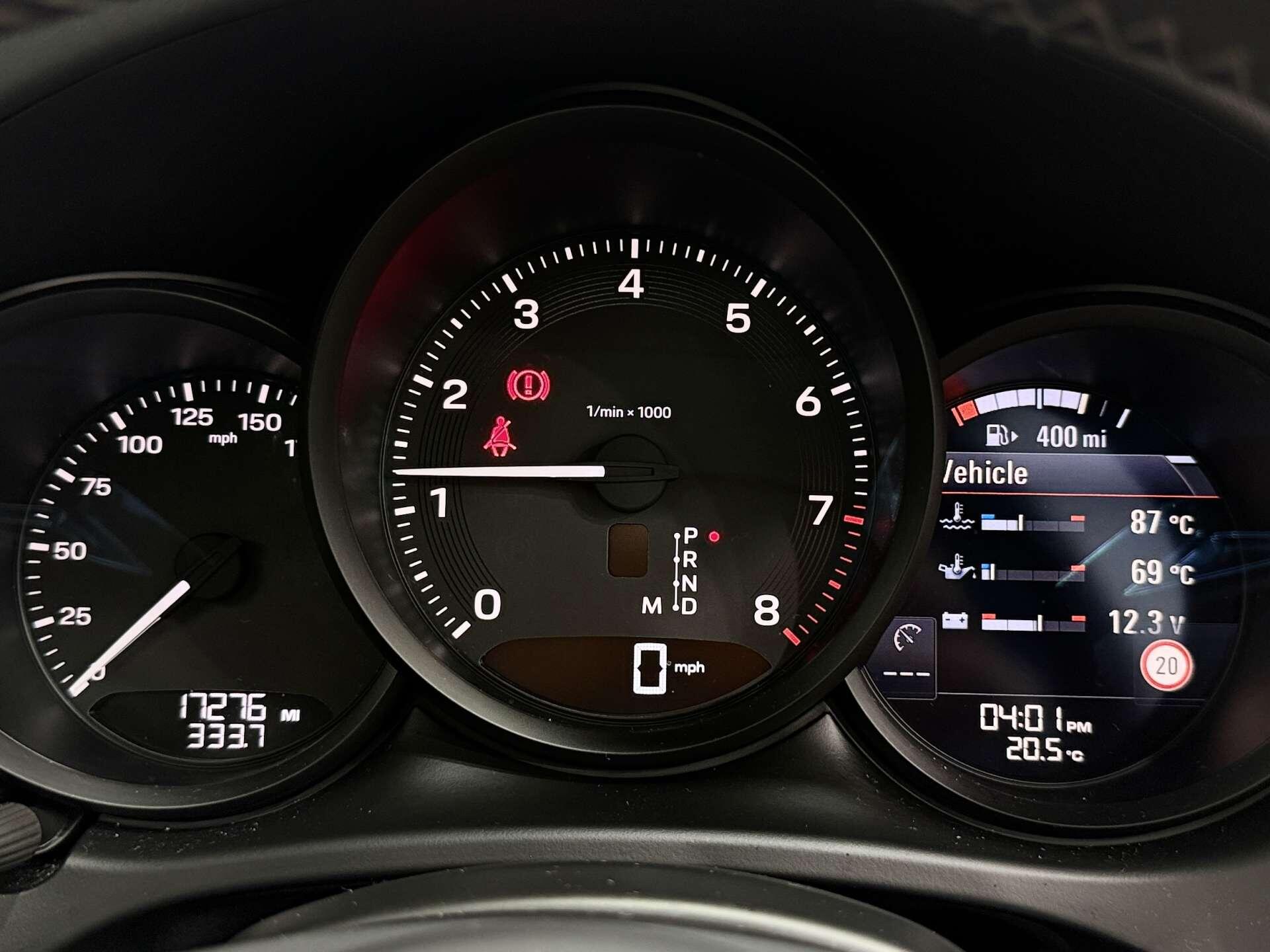 Porsche Macan view 23