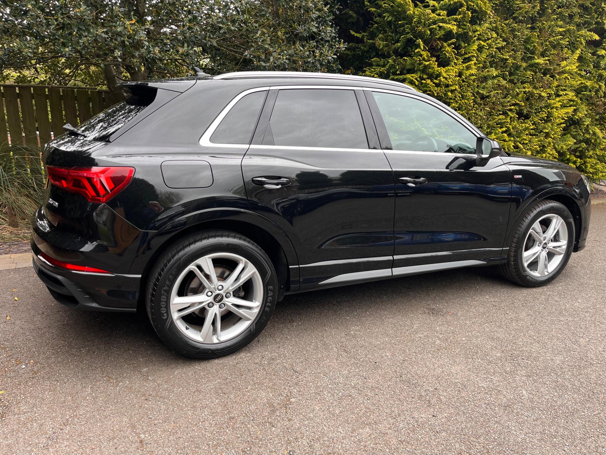Audi Q3 view 19
