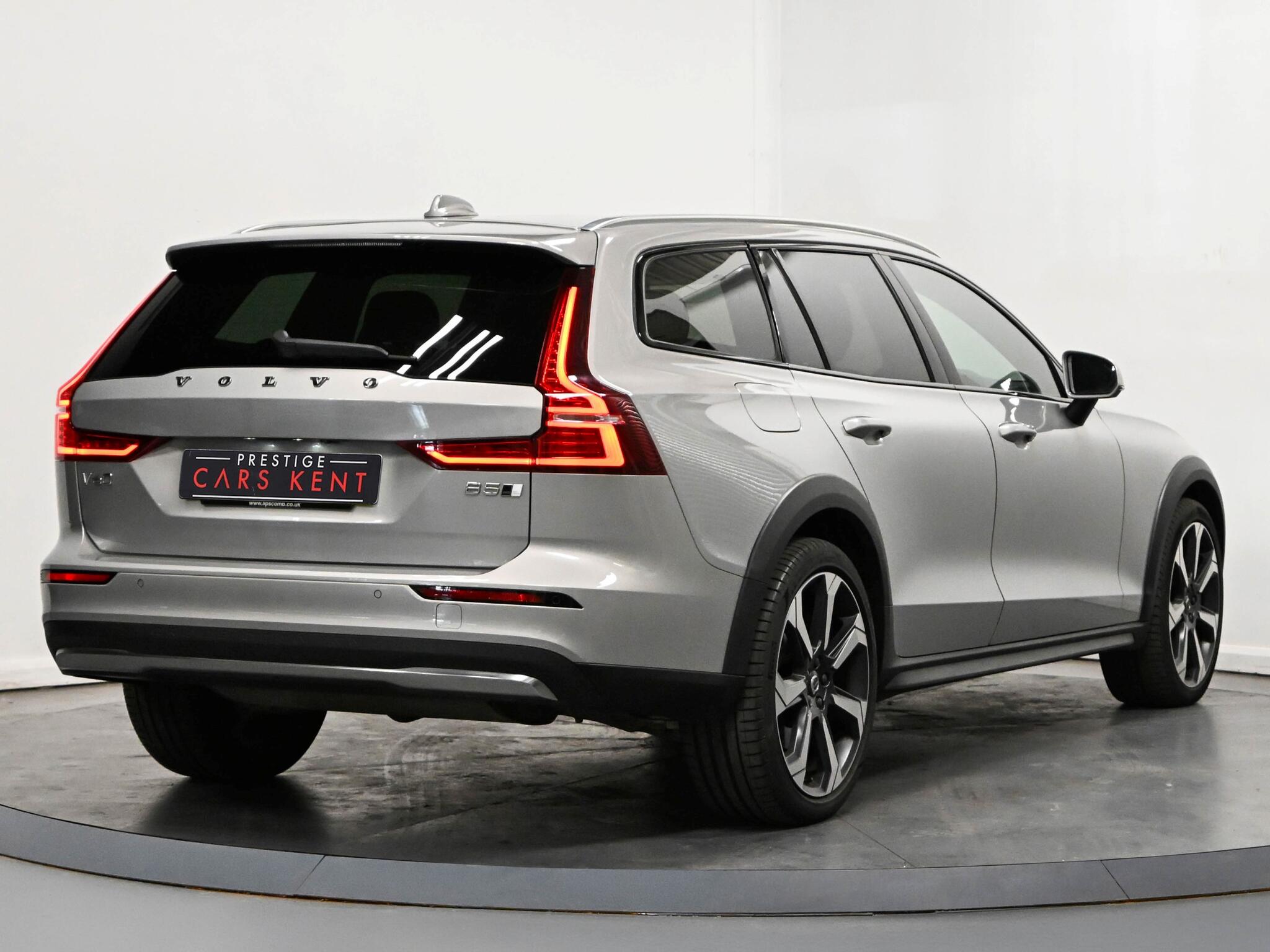 Volvo V60 Cross Country view 9