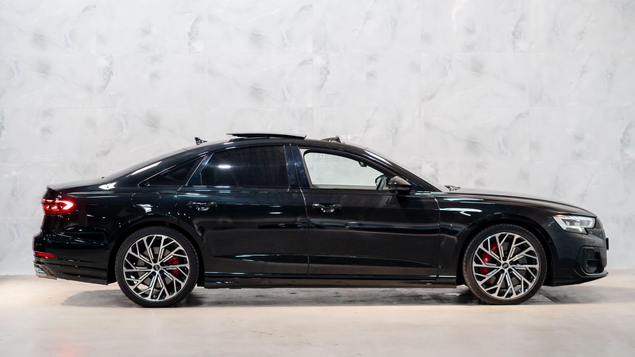Audi S8 view 8