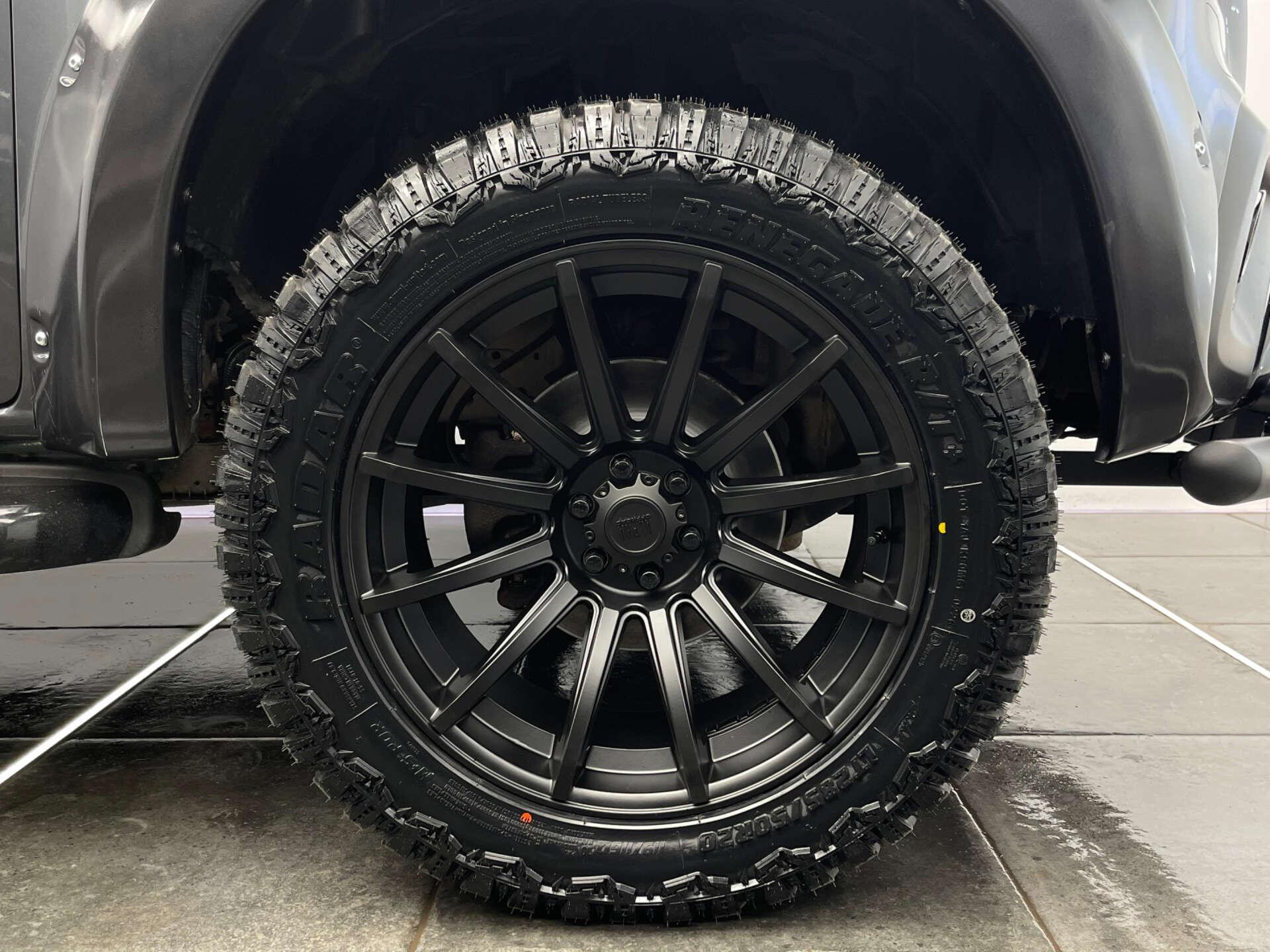 Mercedes-Benz X Class view 33