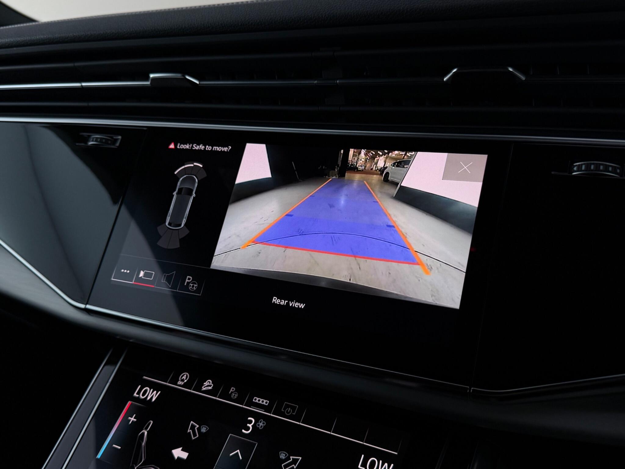 Audi Q8 view 30