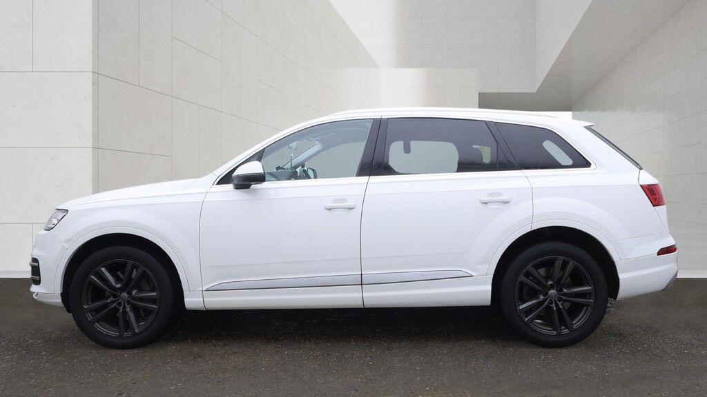 Audi Q7 view 8