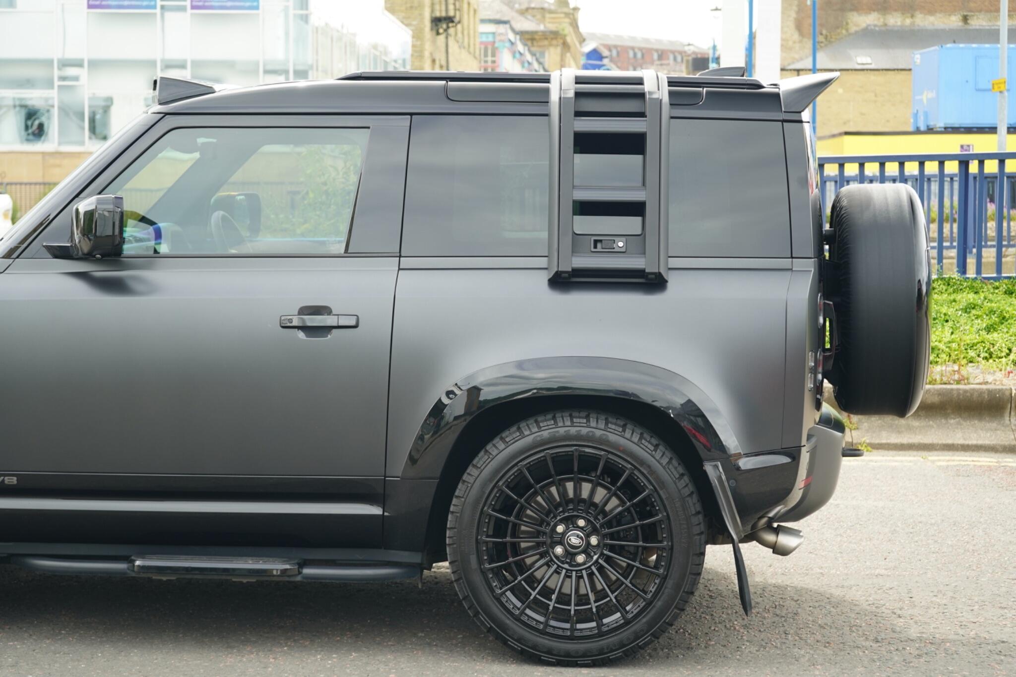 Land Rover Defender 90 view 12