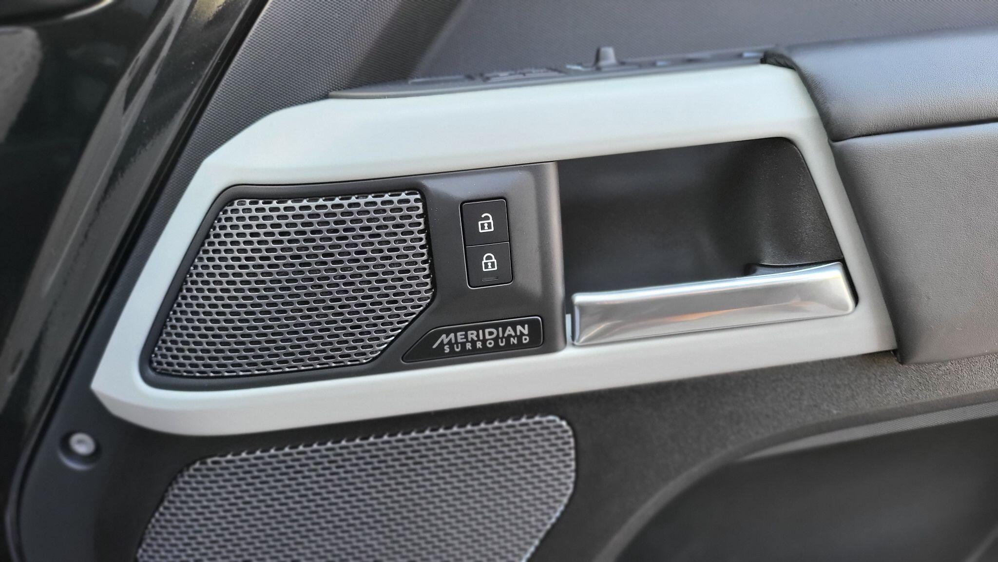 Land Rover Defender view 31