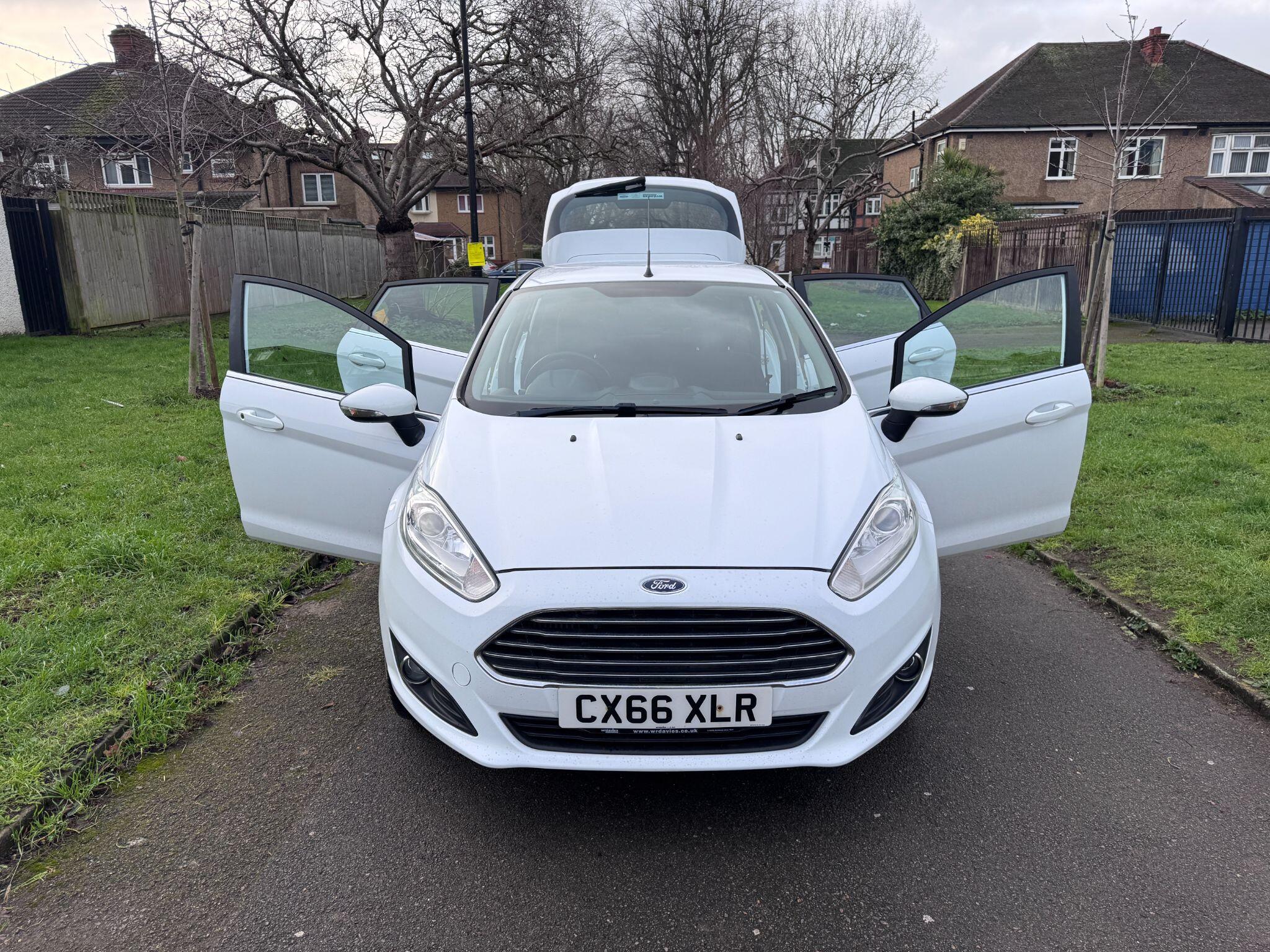 2016 Ford Fiesta image 34