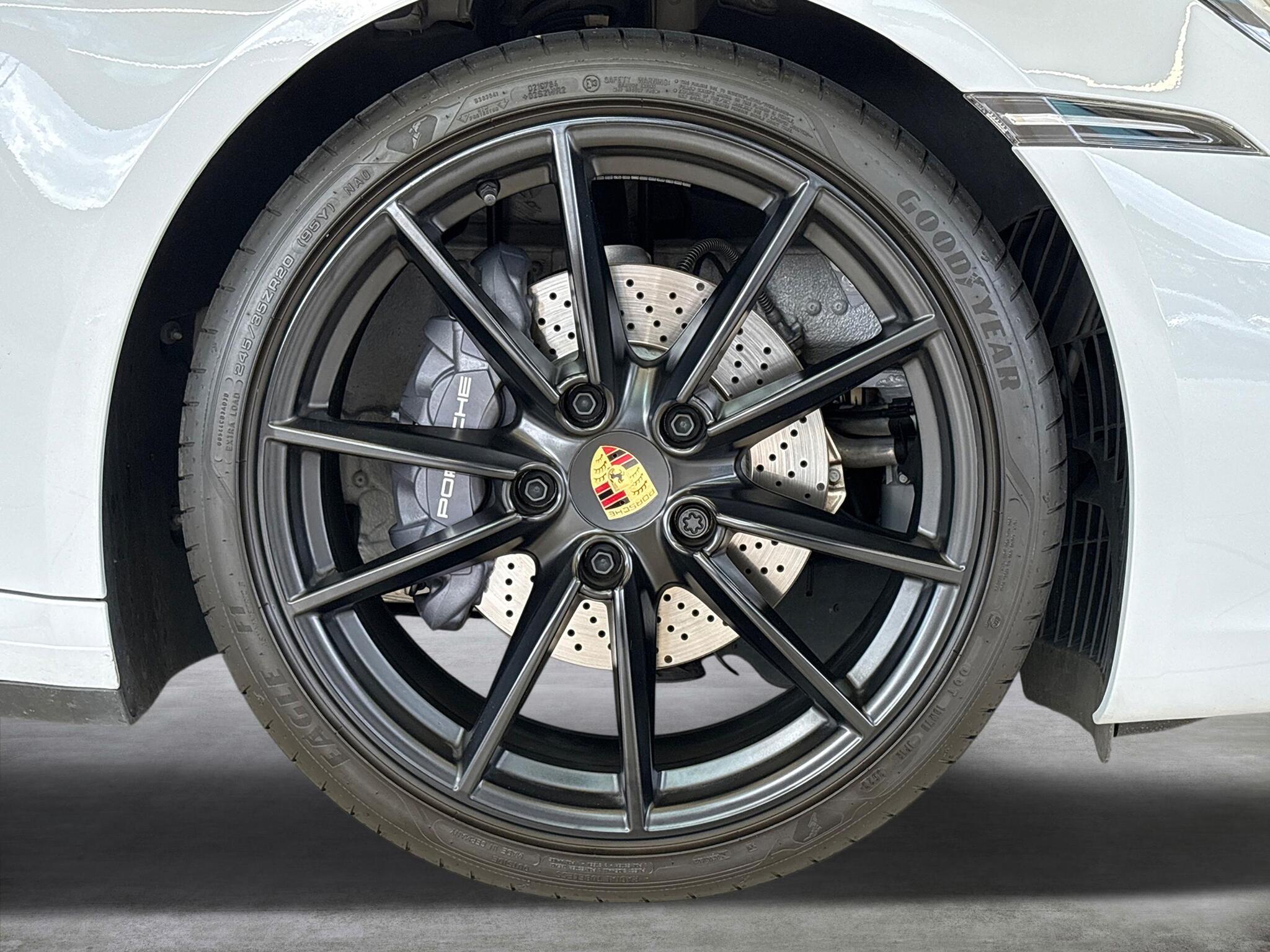 Porsche 911 view 9