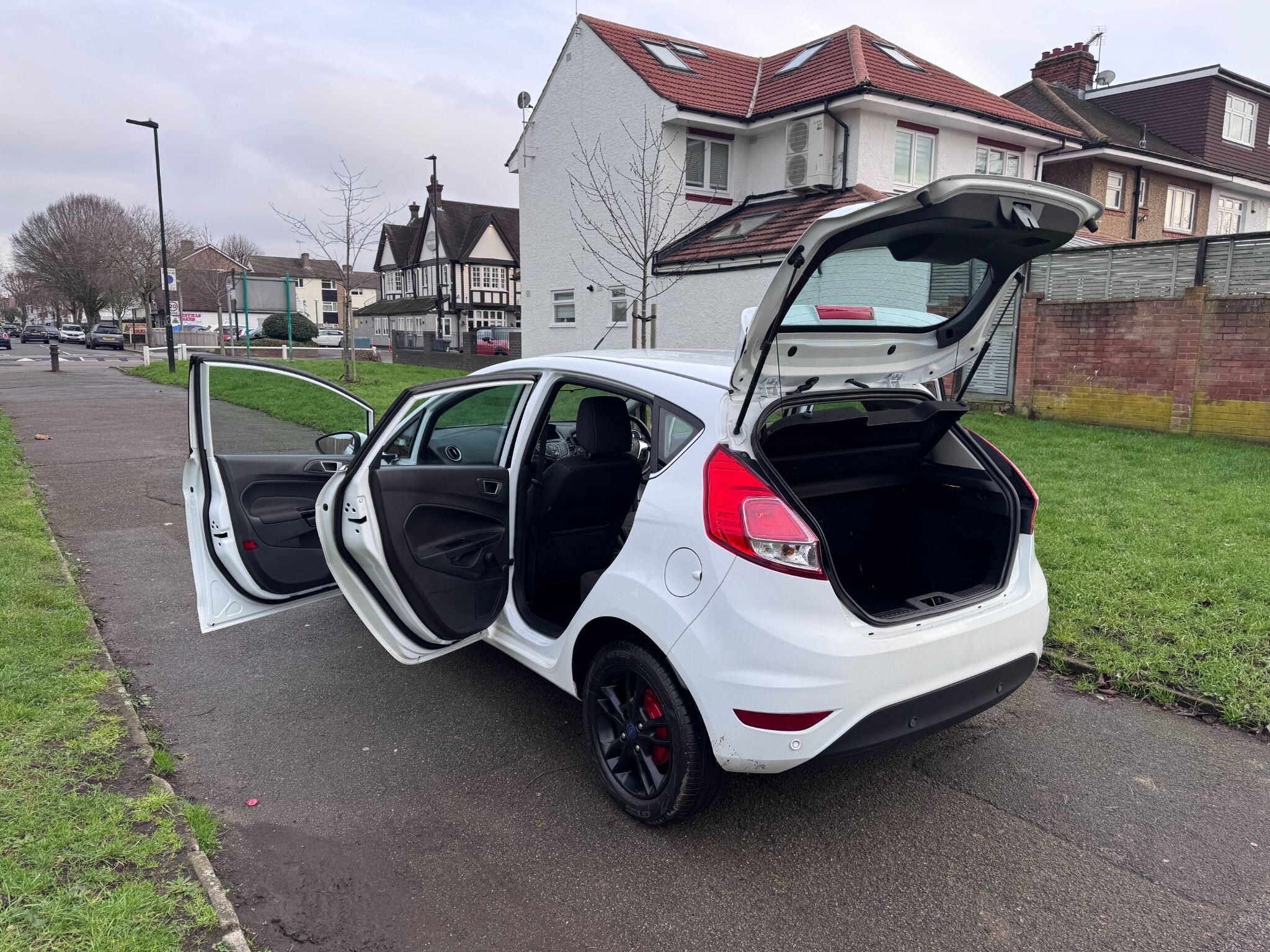 2016 Ford Fiesta image 30