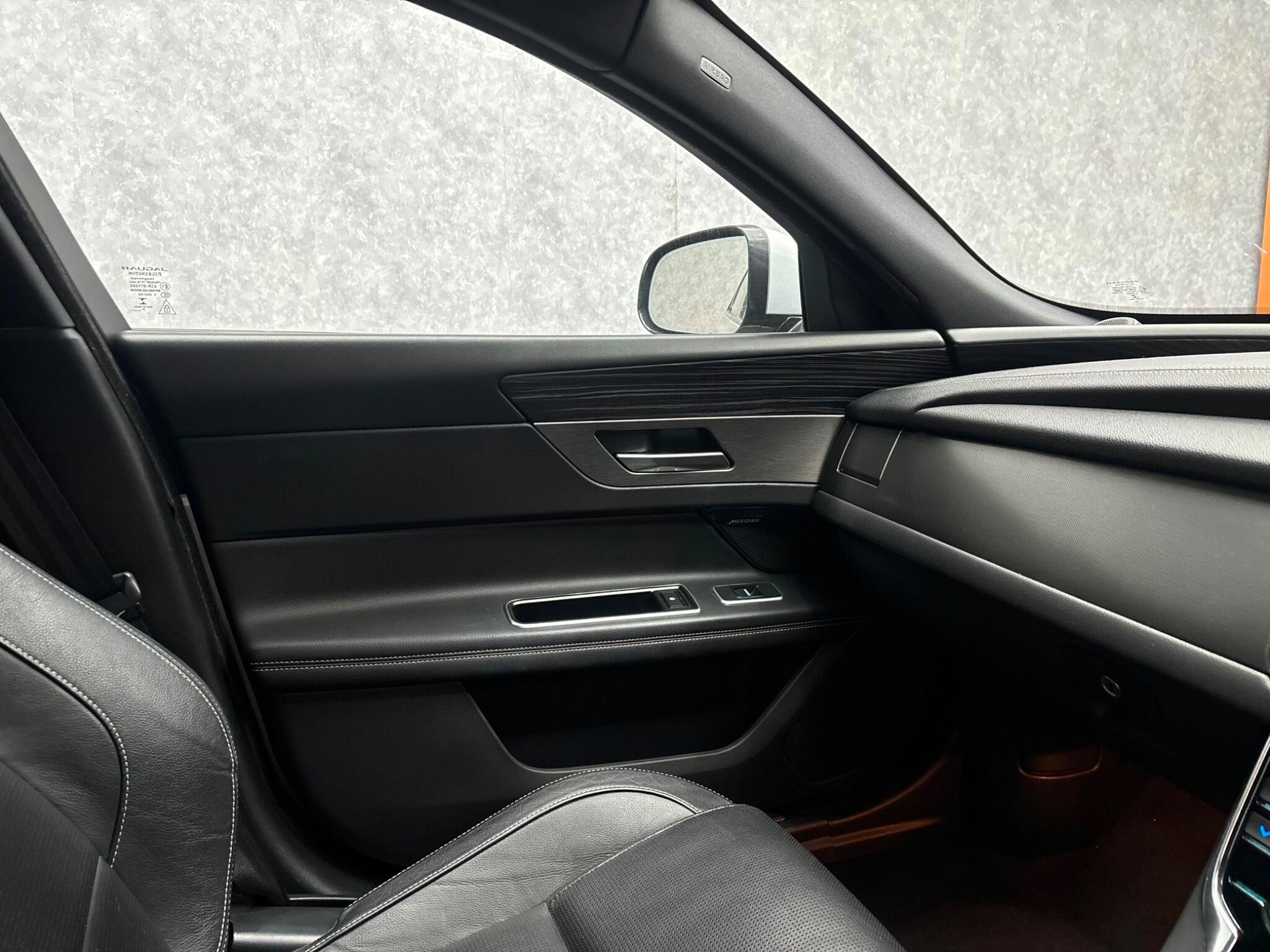 Jaguar XF view 12
