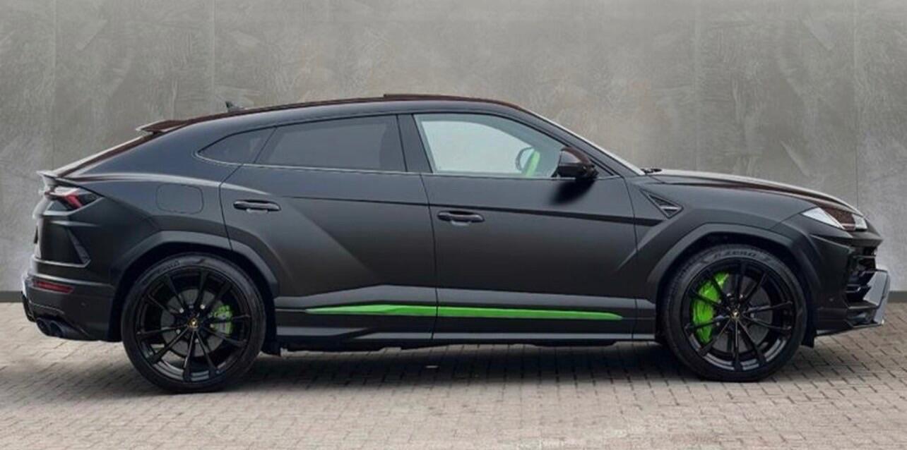 Lamborghini Urus view 3