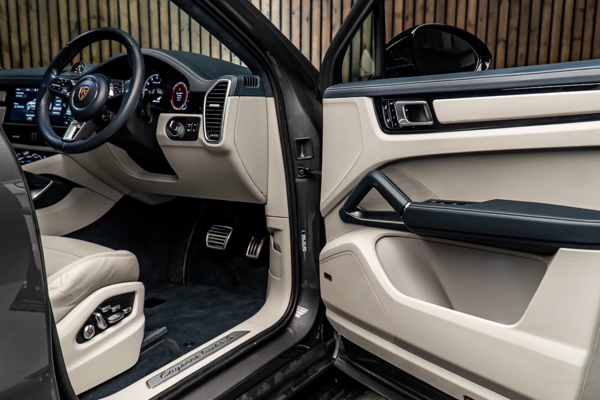 Porsche Cayenne view 31