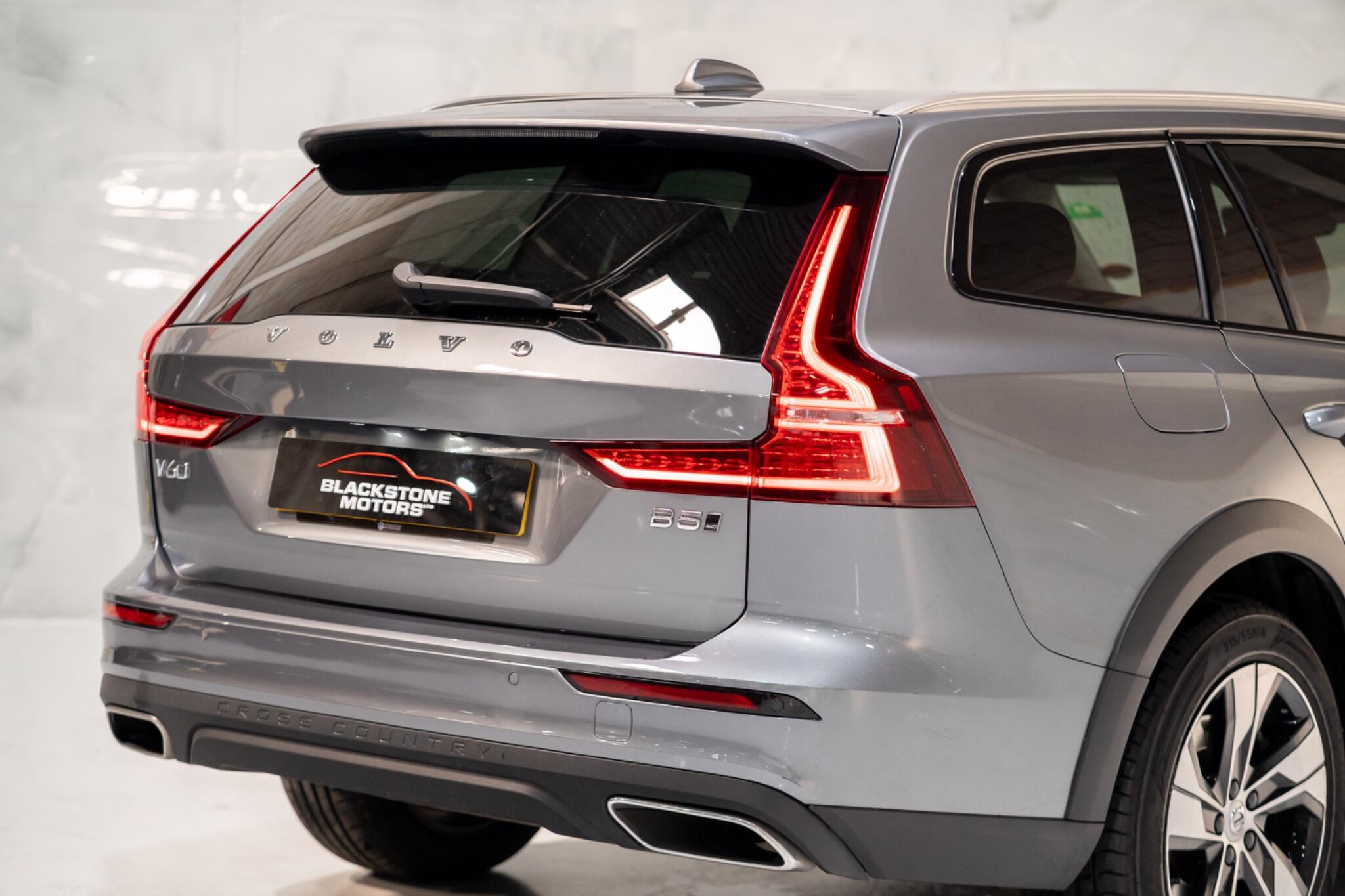 Volvo V60 Cross Country view 37