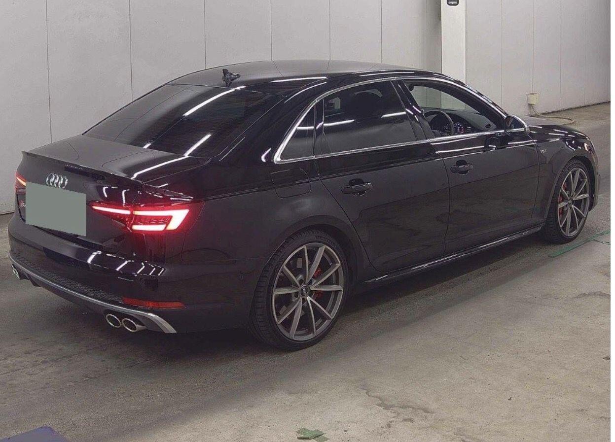 Audi S4 view 4