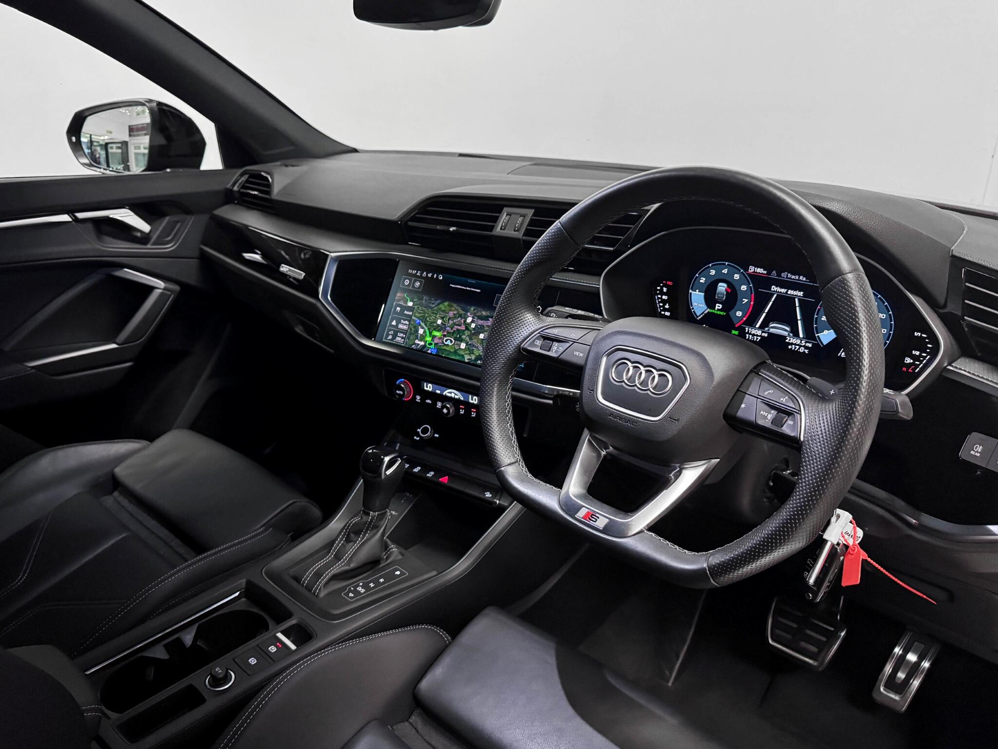 Audi Q3 view 19