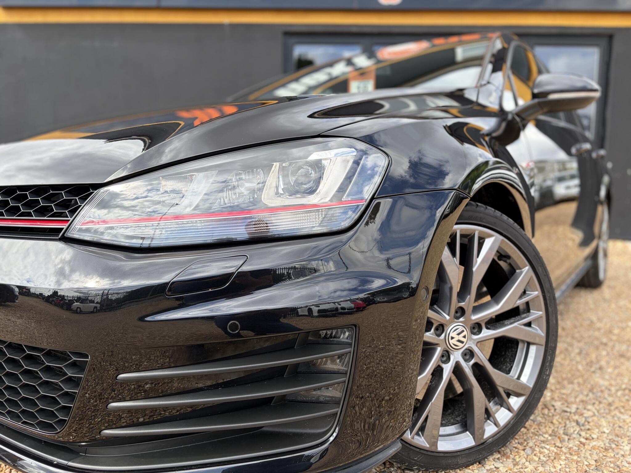 Volkswagen Golf view 3