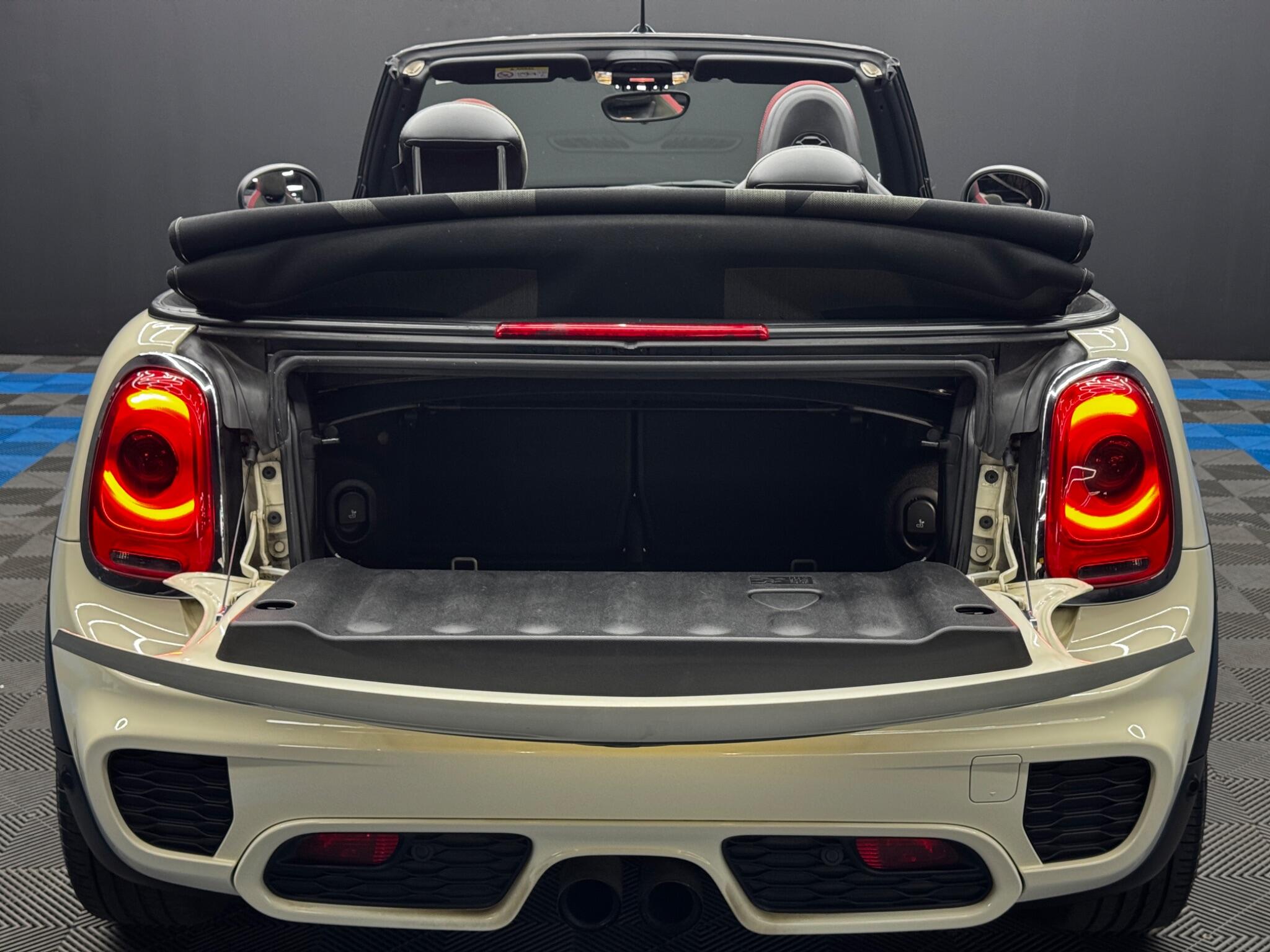 Mini Convertible view 39