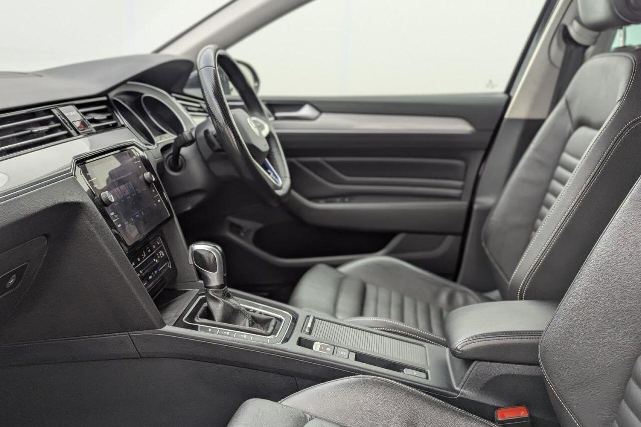 Volkswagen Passat view 25