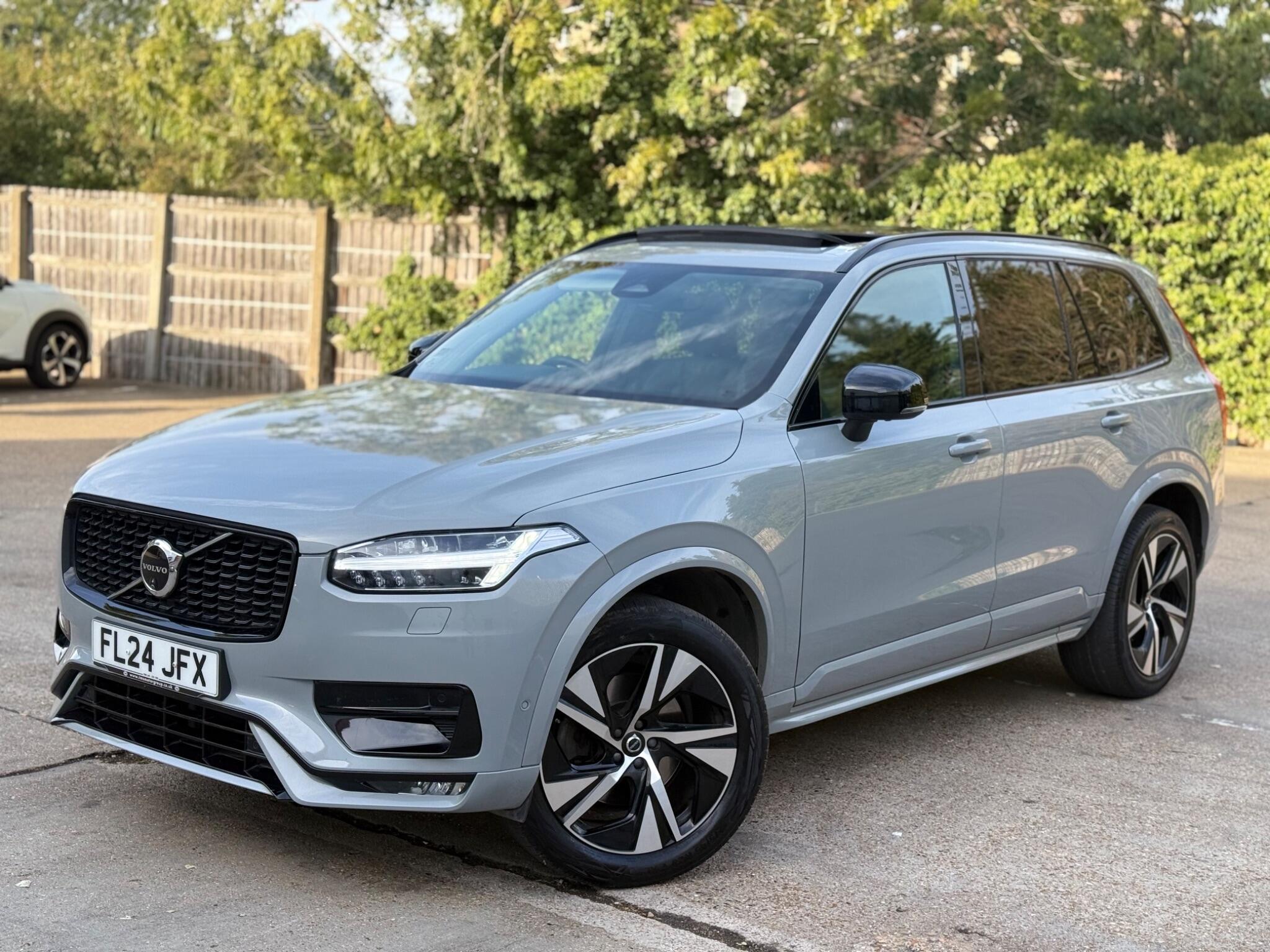 Volvo XC90 view 3