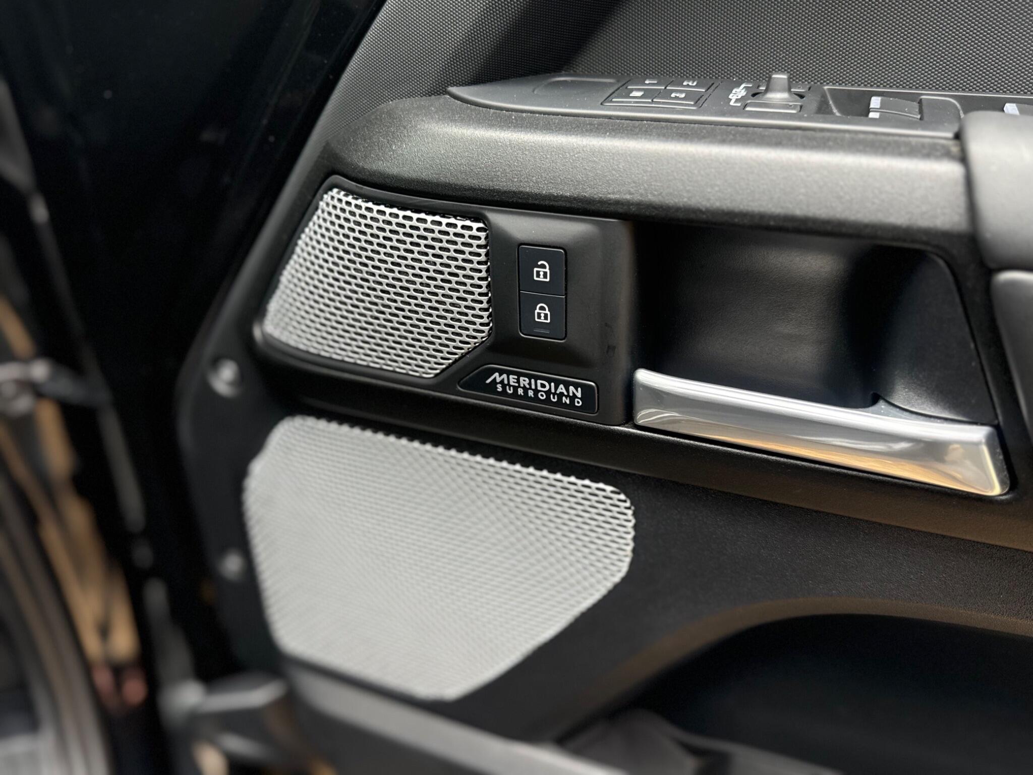 Land Rover Defender 130 view 28