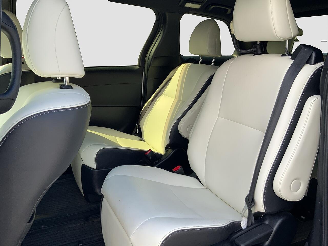 Toyota Estima view 17