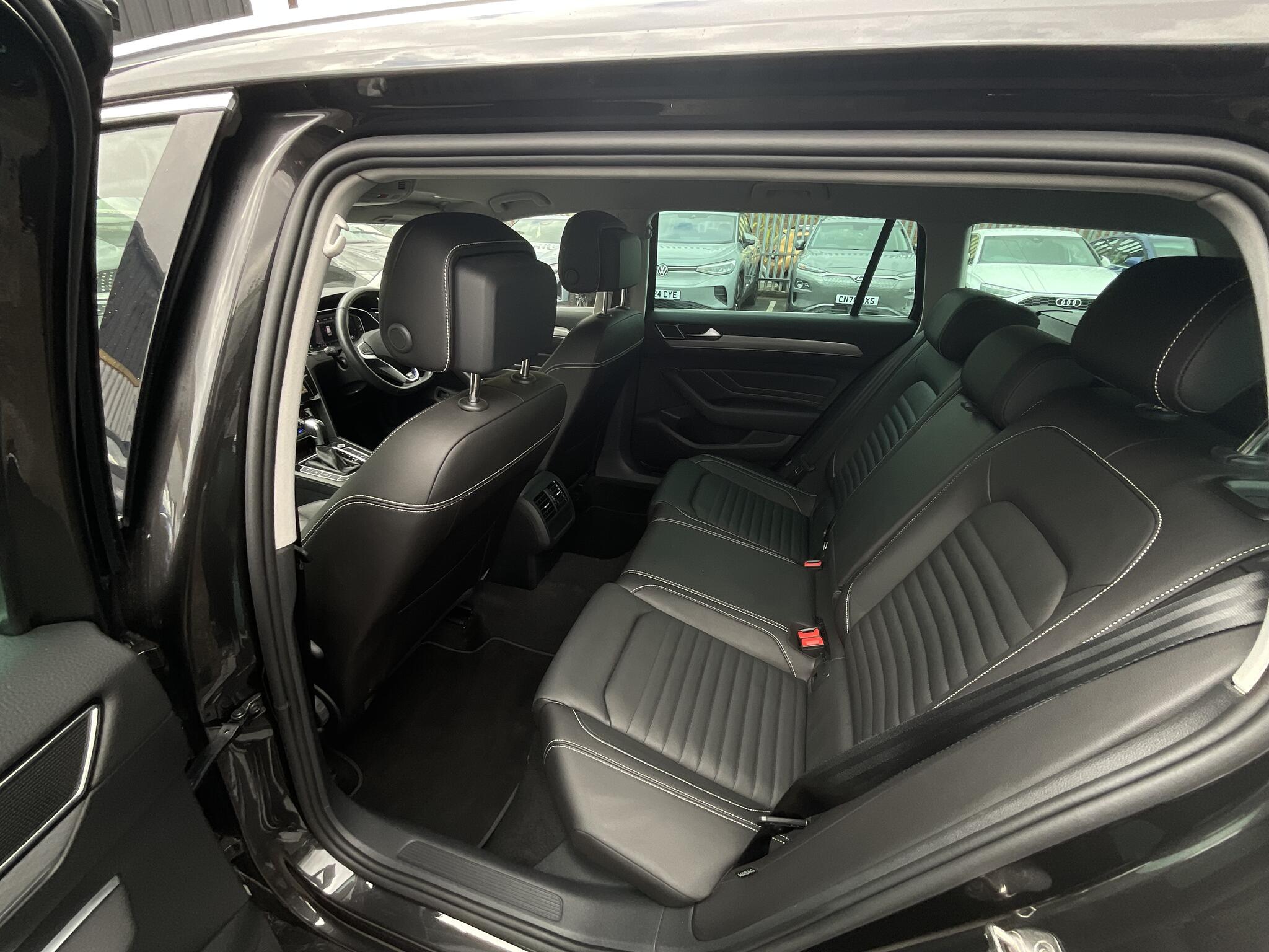 Volkswagen Passat view 28
