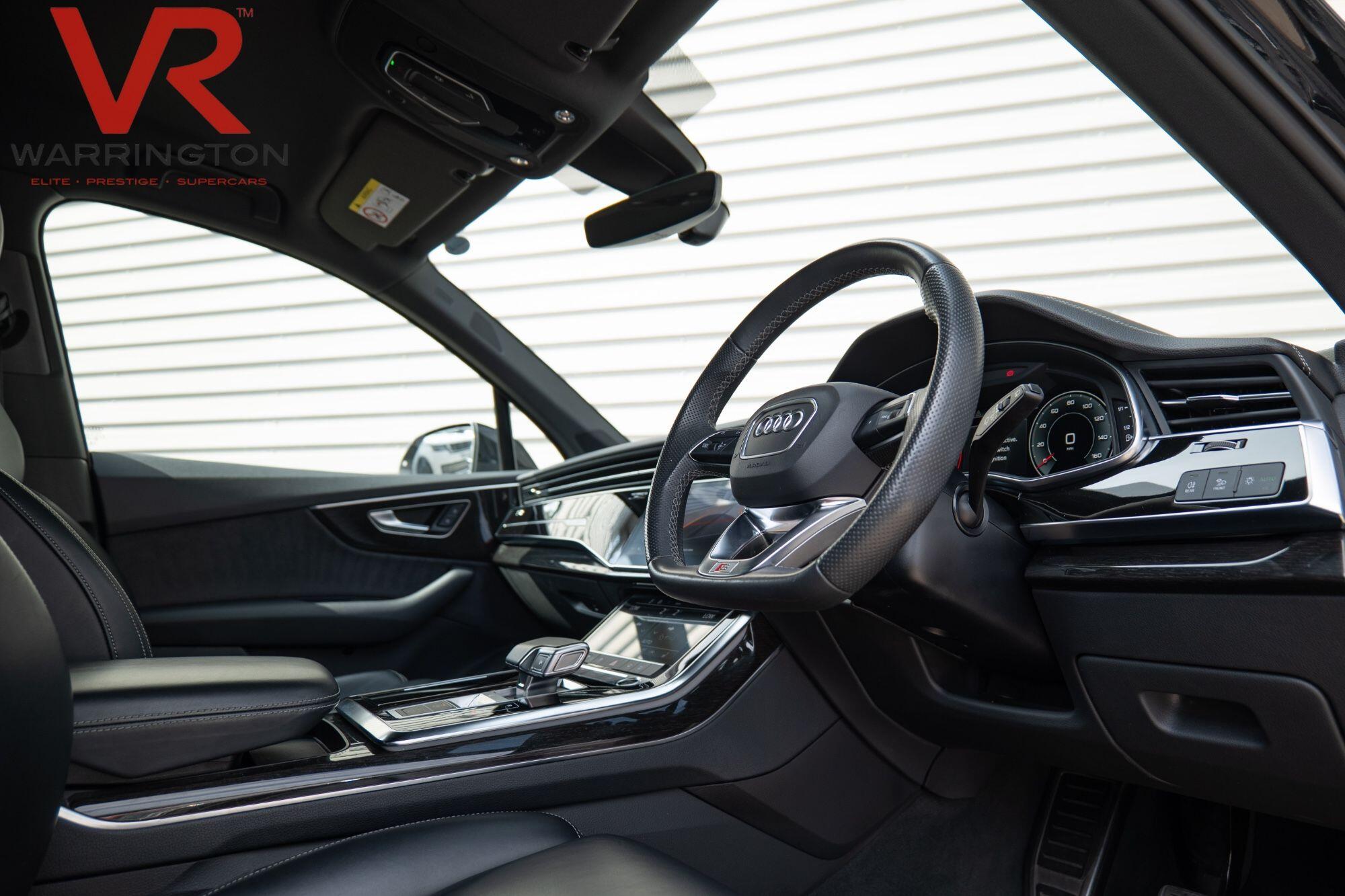 Audi Q7 view 8