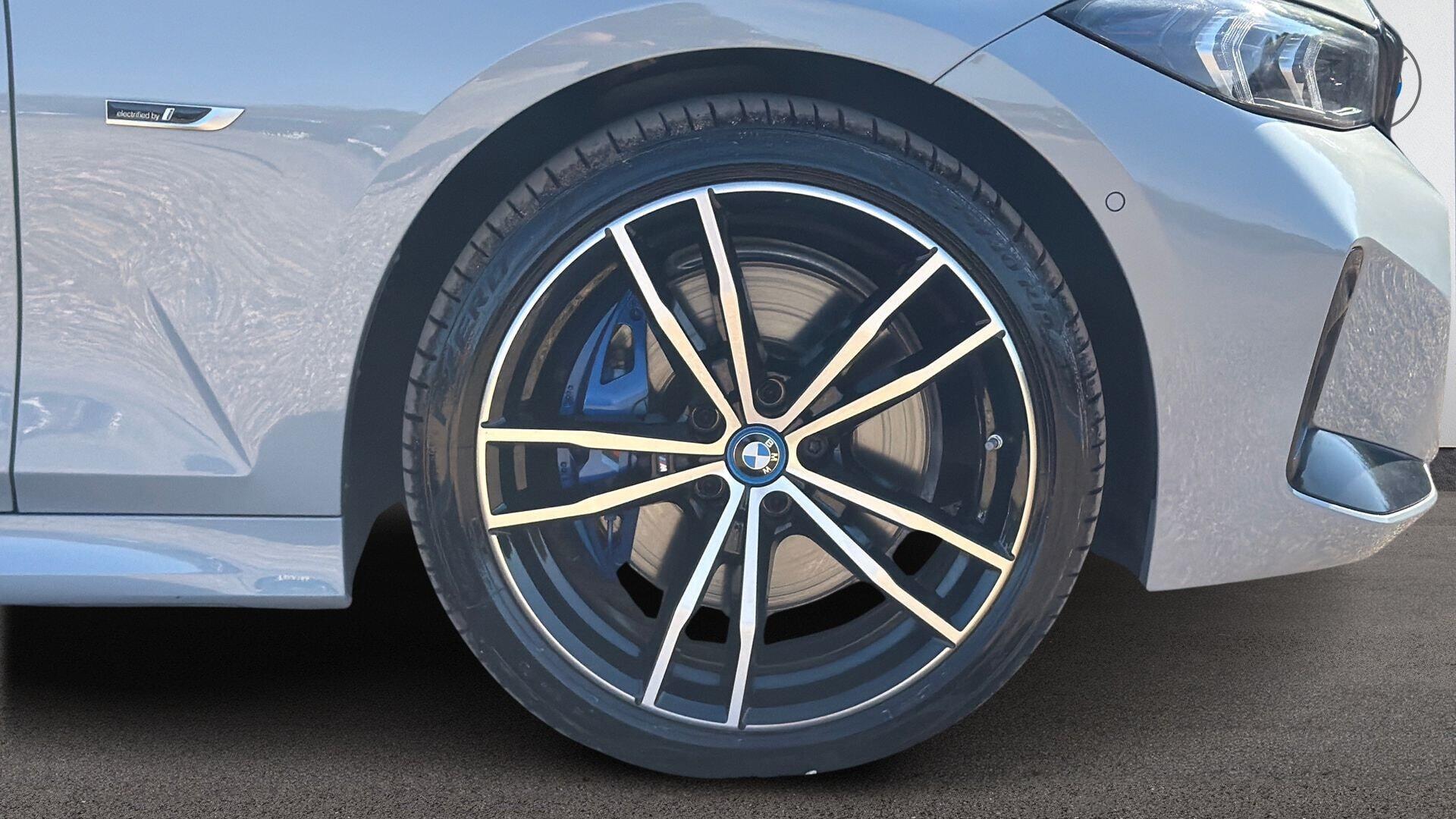 BMW 3 Series view 14