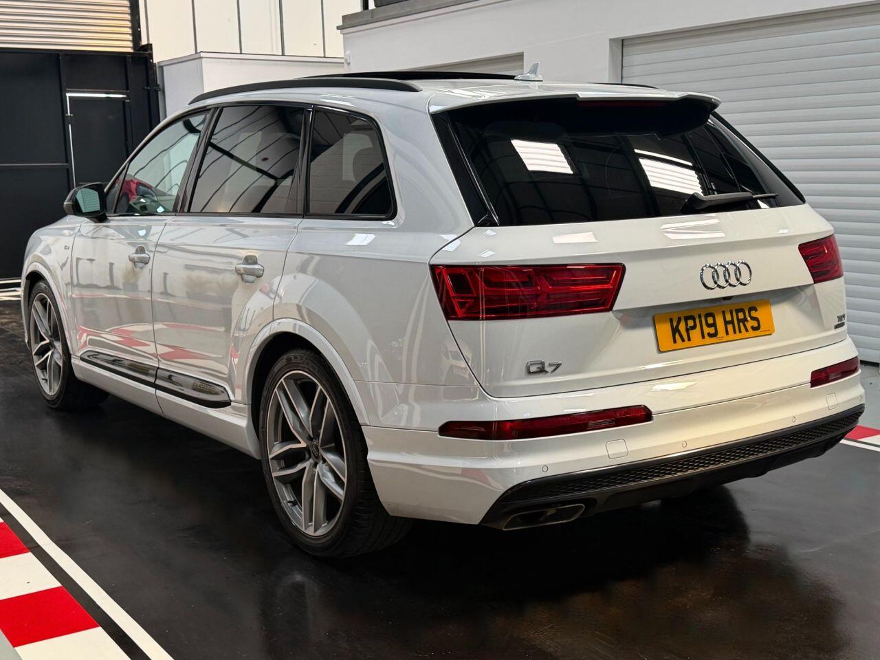 Audi Q7 view 2