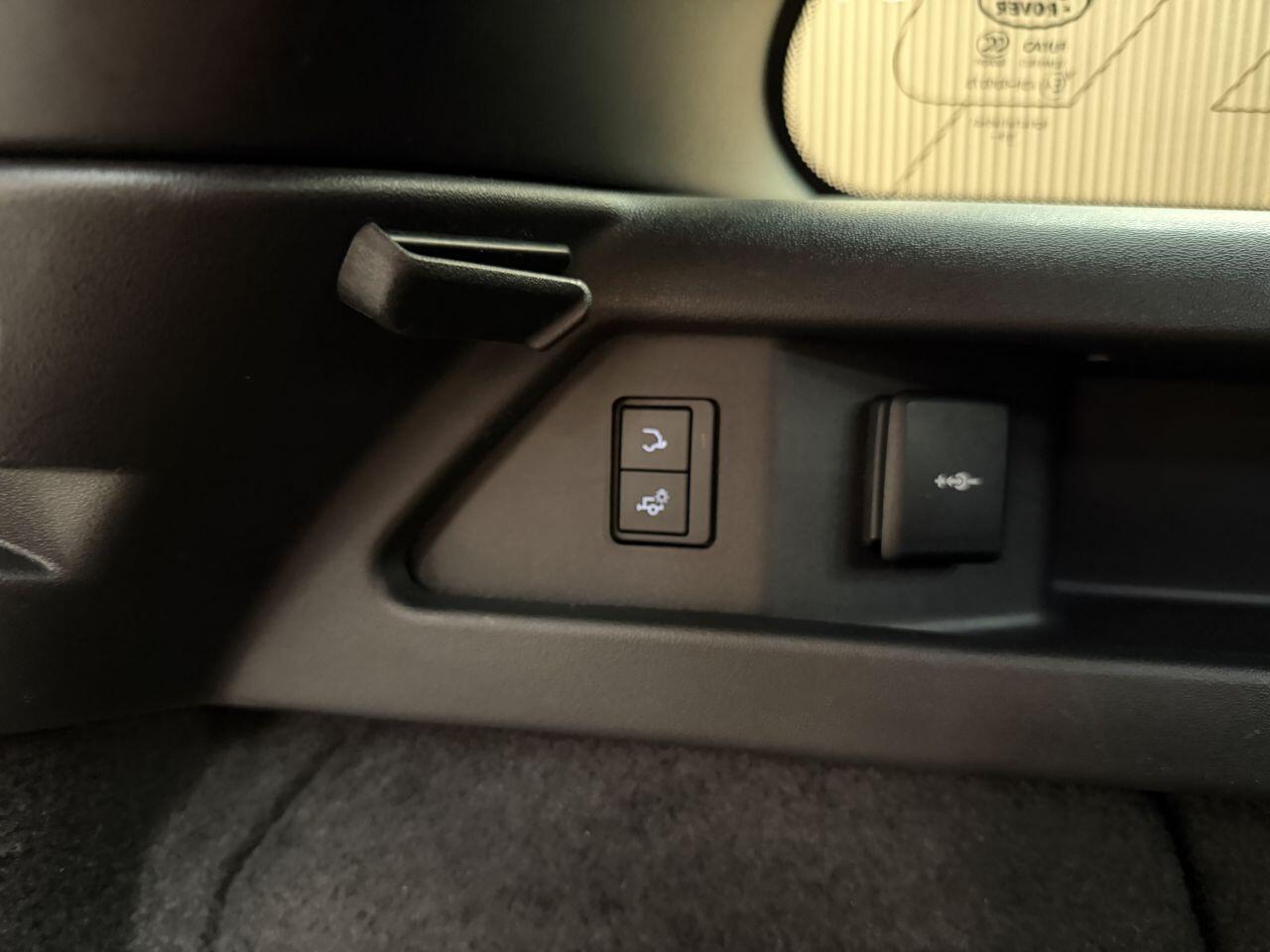 Land Rover Discovery Sport view 32