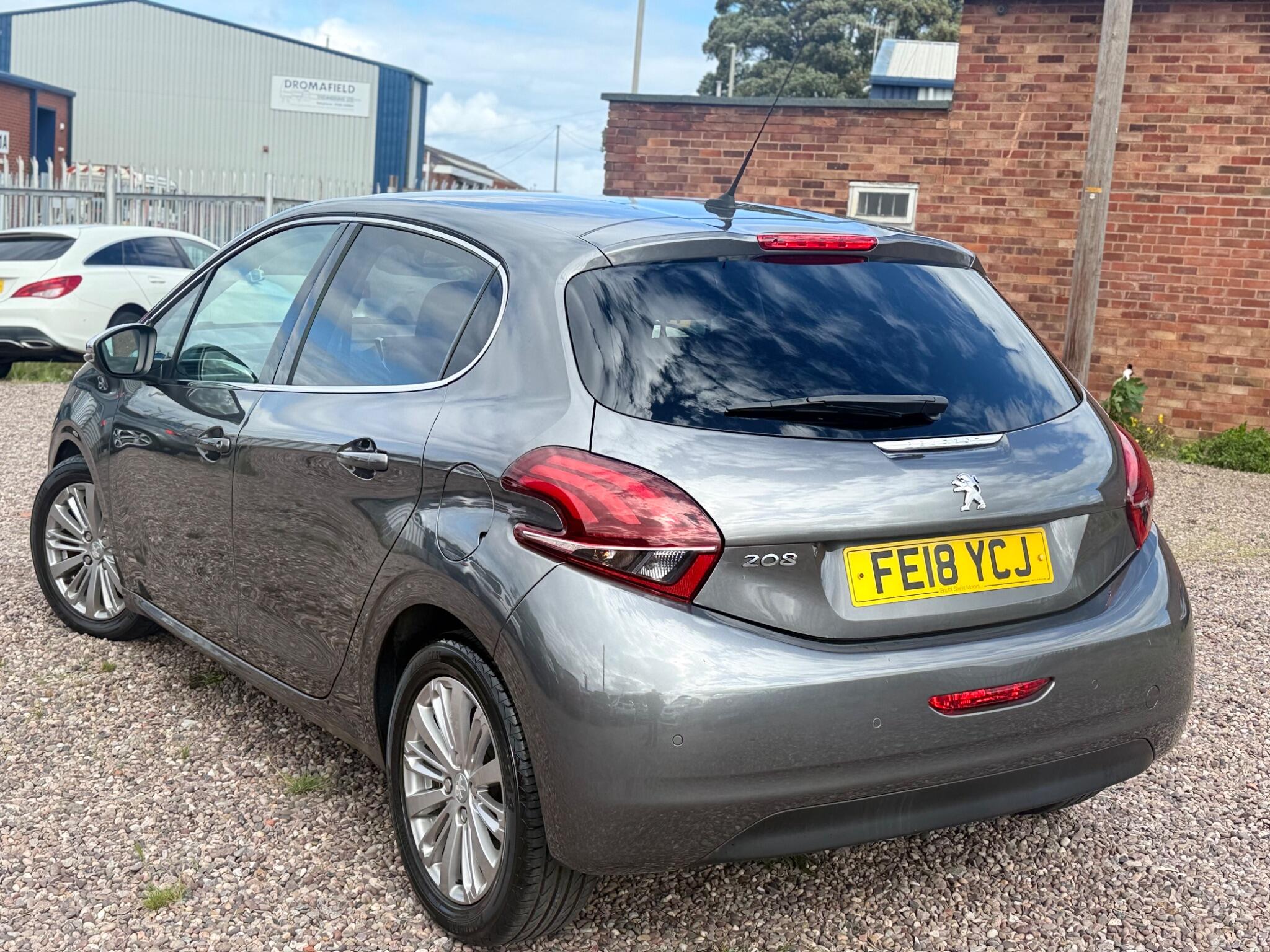 Peugeot 208 view 3