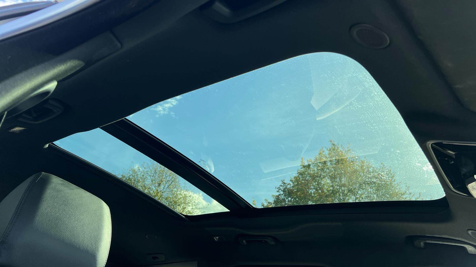 Land Rover Range Rover Velar view 34