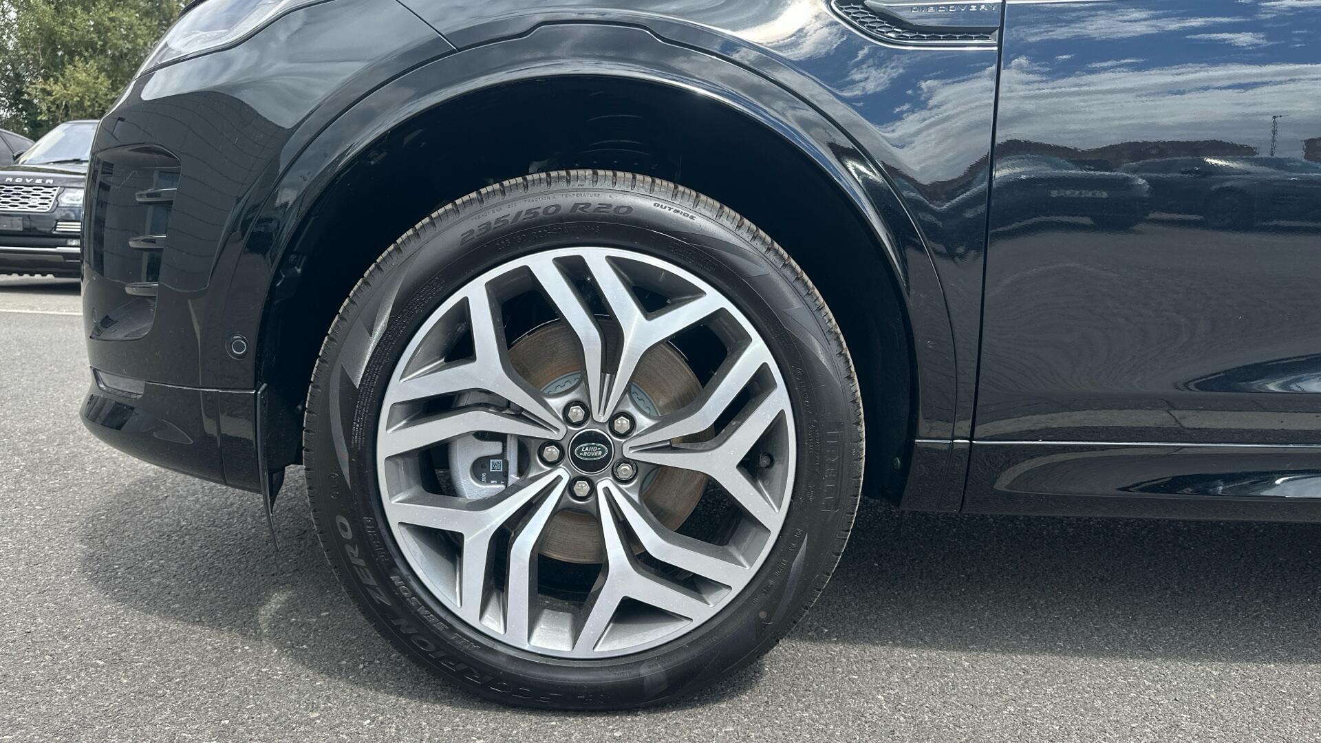 Land Rover Discovery Sport view 17