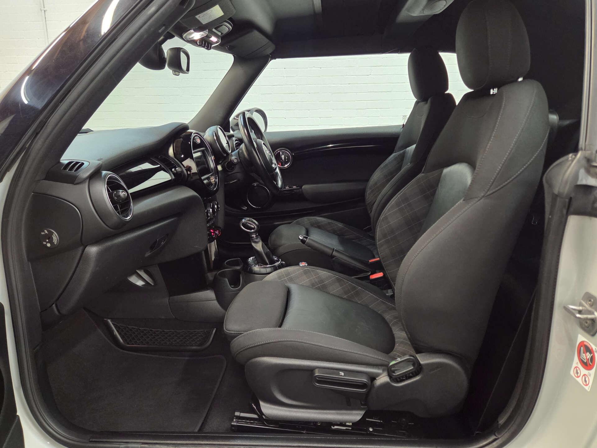 Mini Convertible view 16