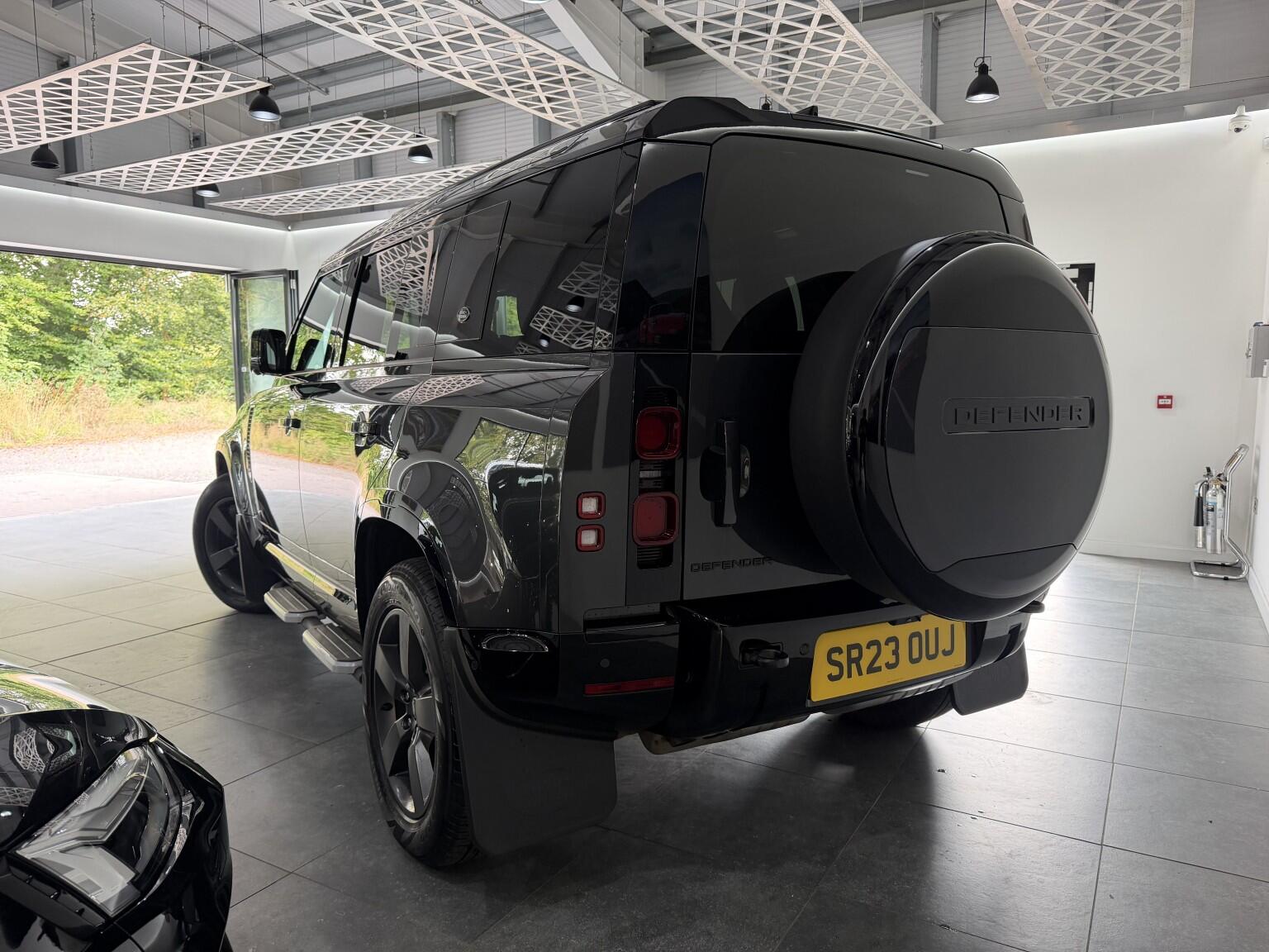 Land Rover Defender 110 view 36