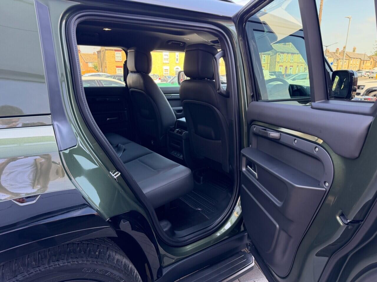 Land Rover Defender 110 view 22